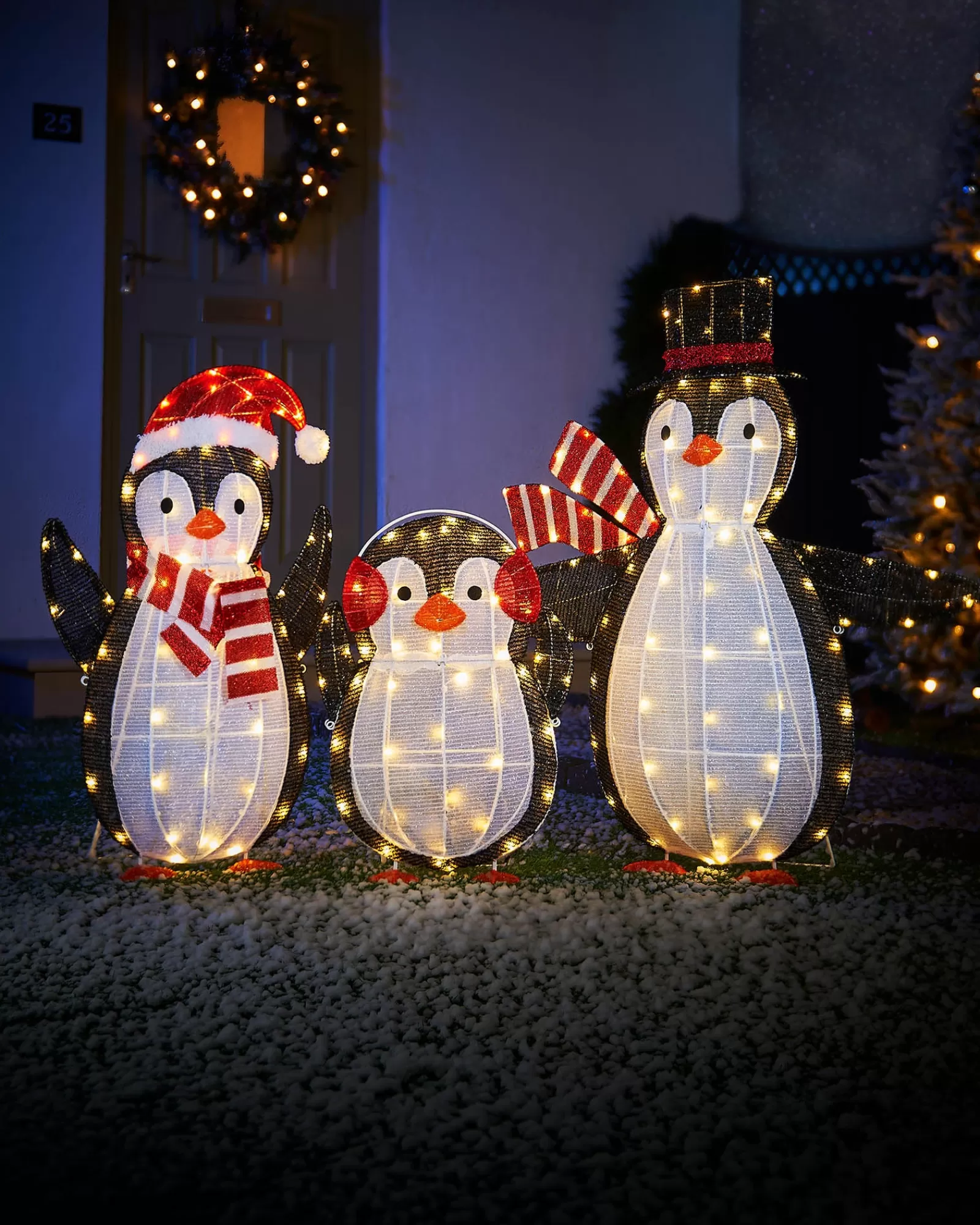 WeRChristmas Christmas Characters^2D Tinsel Penguin Family Silhouette