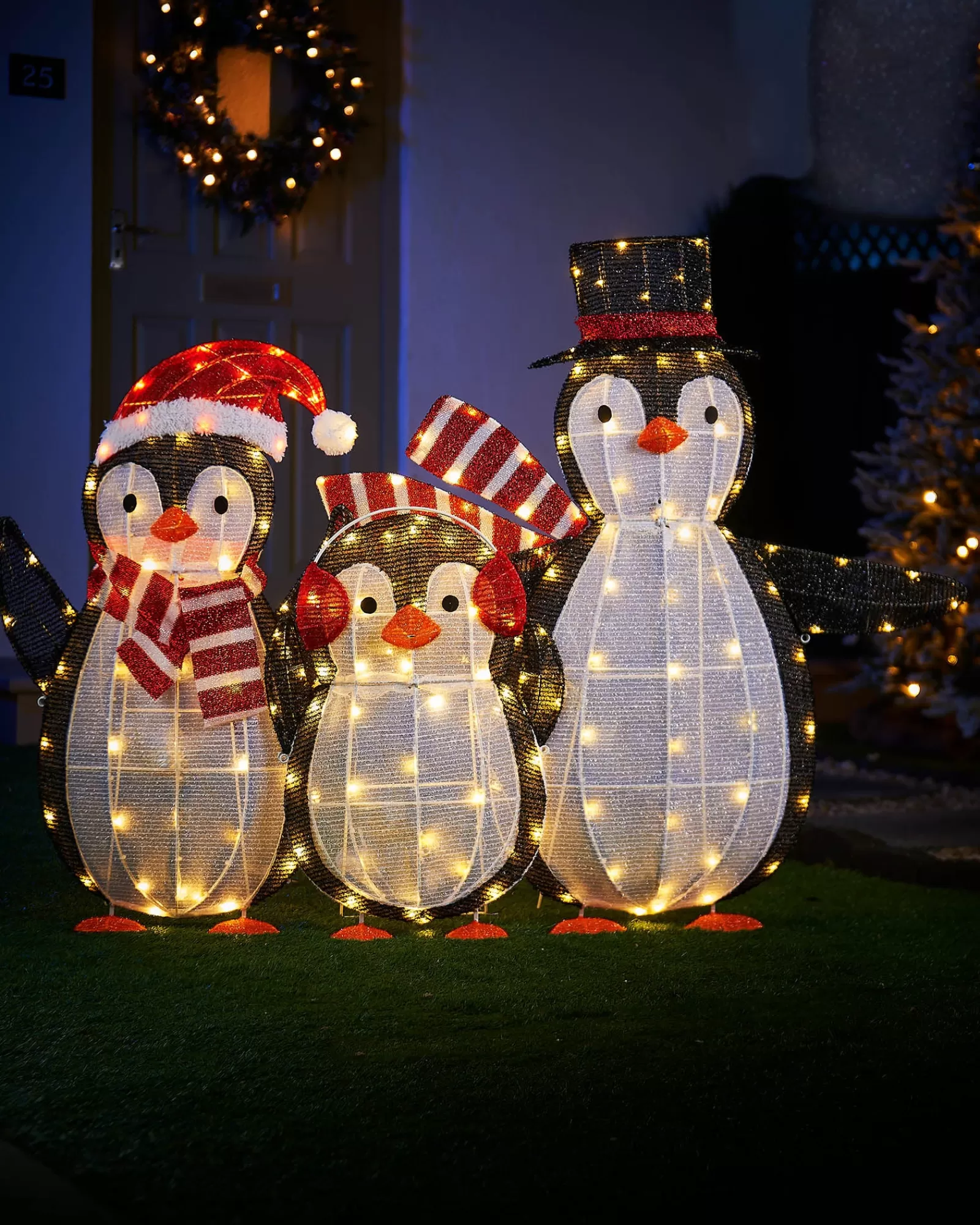 WeRChristmas Christmas Characters^2D Tinsel Penguin Family Silhouette