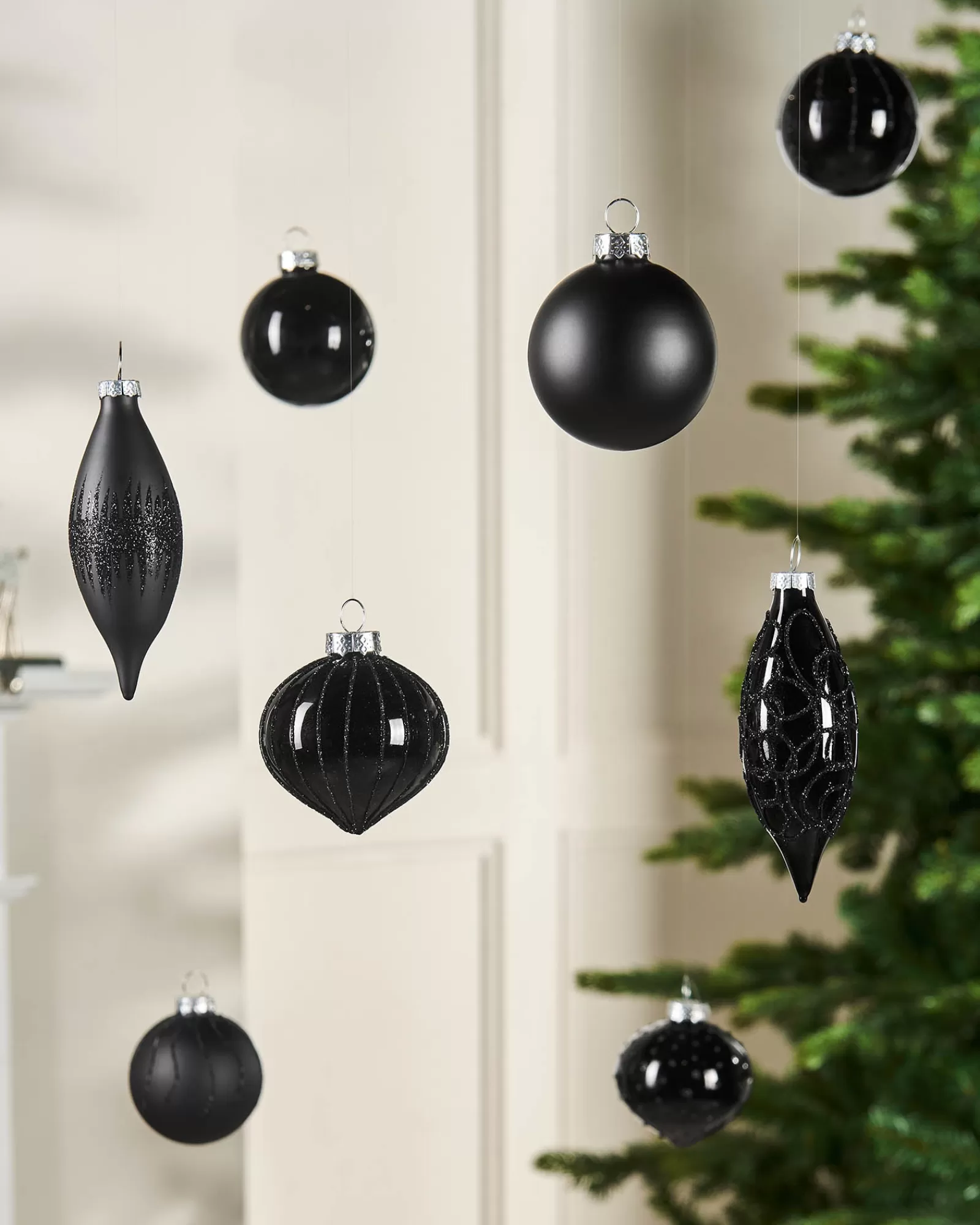 WeRChristmas Glass Baubles^Black Glass Baubles, 20 Pack