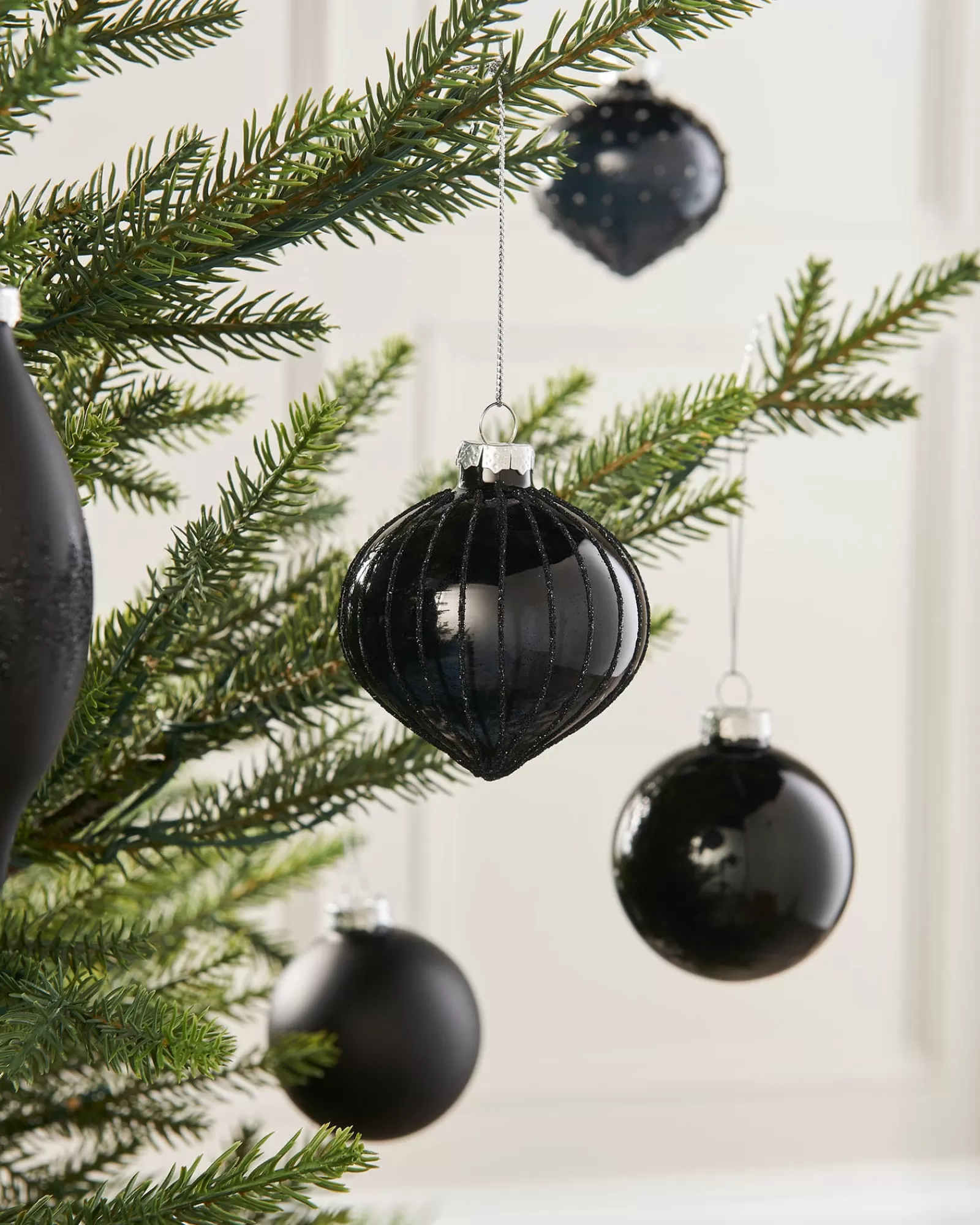 WeRChristmas Glass Baubles^Black Glass Baubles, 20 Pack