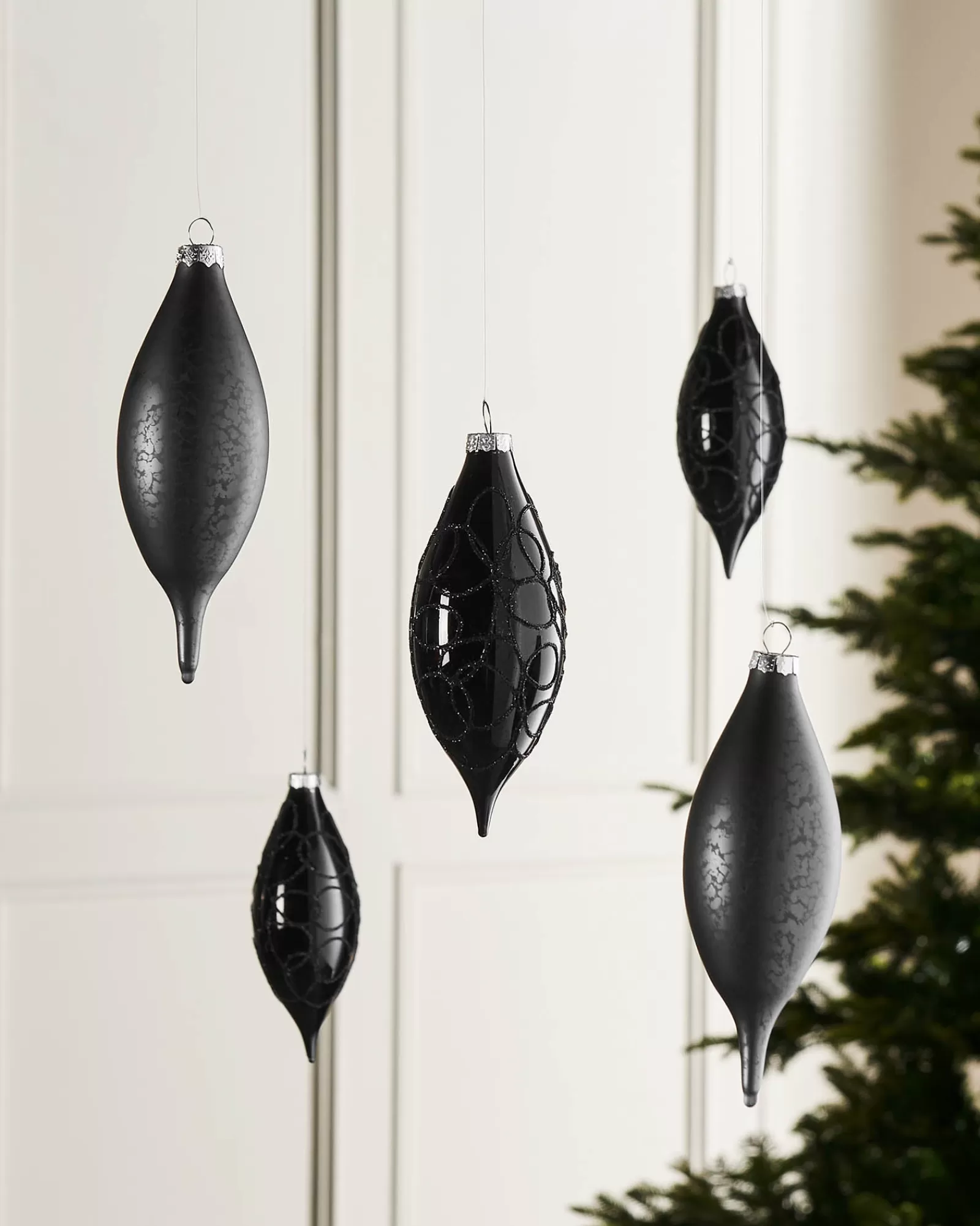 WeRChristmas Glass Baubles^Black Glass Baubles, 5 Pack, 15 Cm