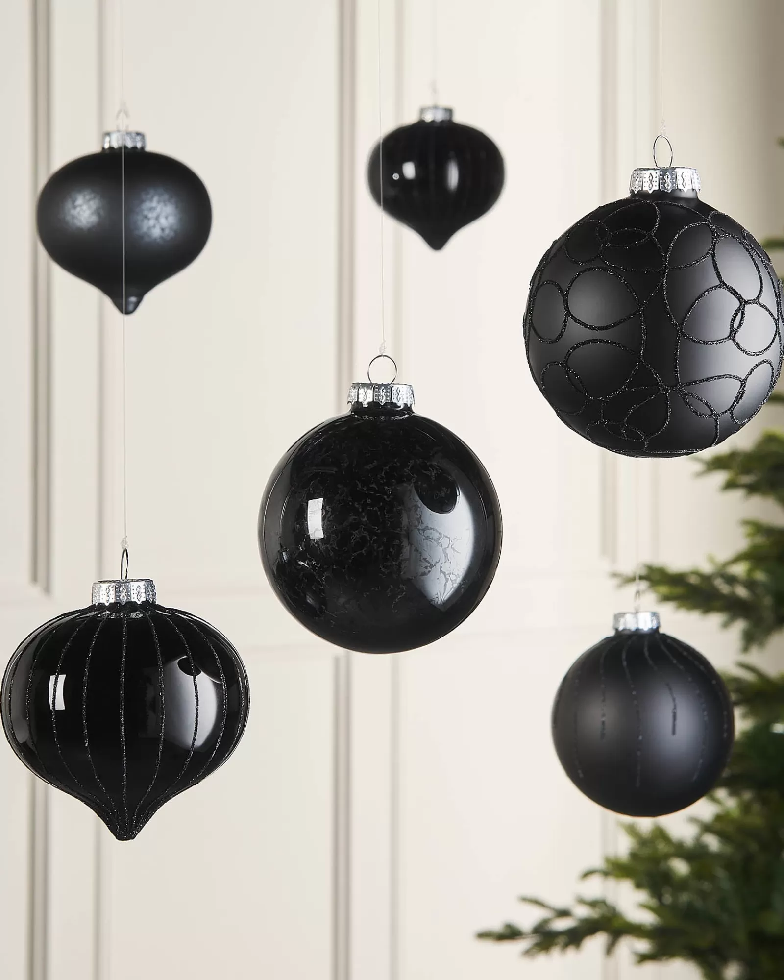 WeRChristmas Glass Baubles^Black Glass Baubles, 6 Pack, 10 Cm