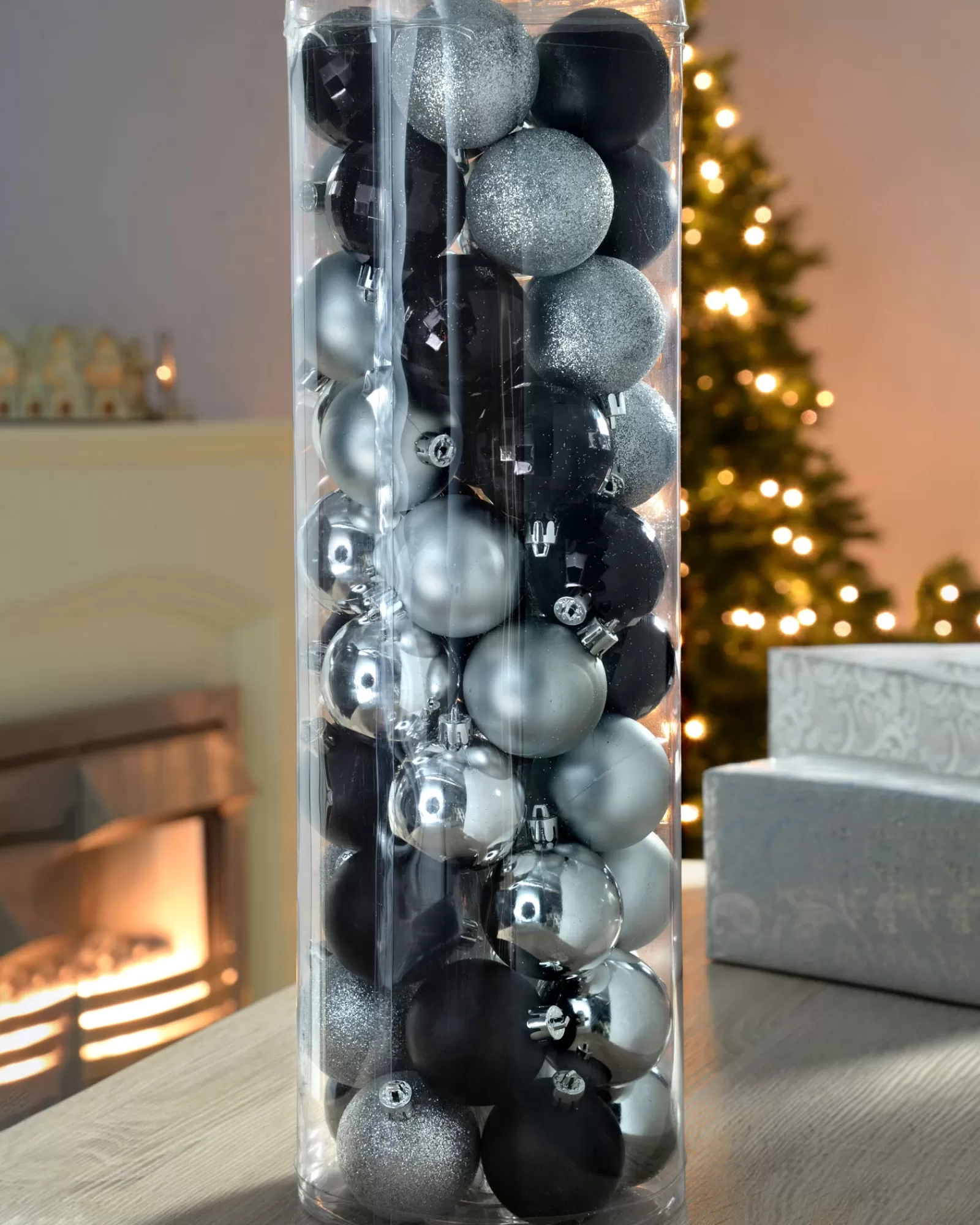 WeRChristmas Shatterproof Baubles^Black/Silver Shatterproof Baubles, 50 Pack