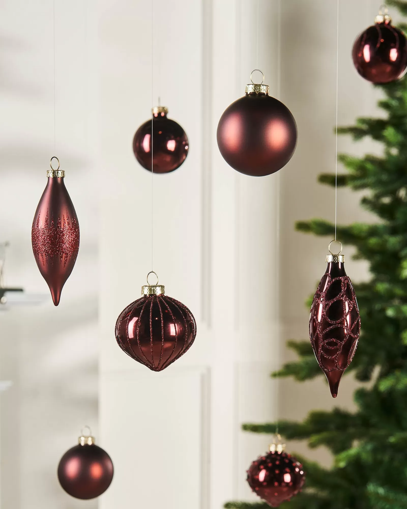 WeRChristmas Glass Baubles^Burgundy Glass Baubles, 20 Pack