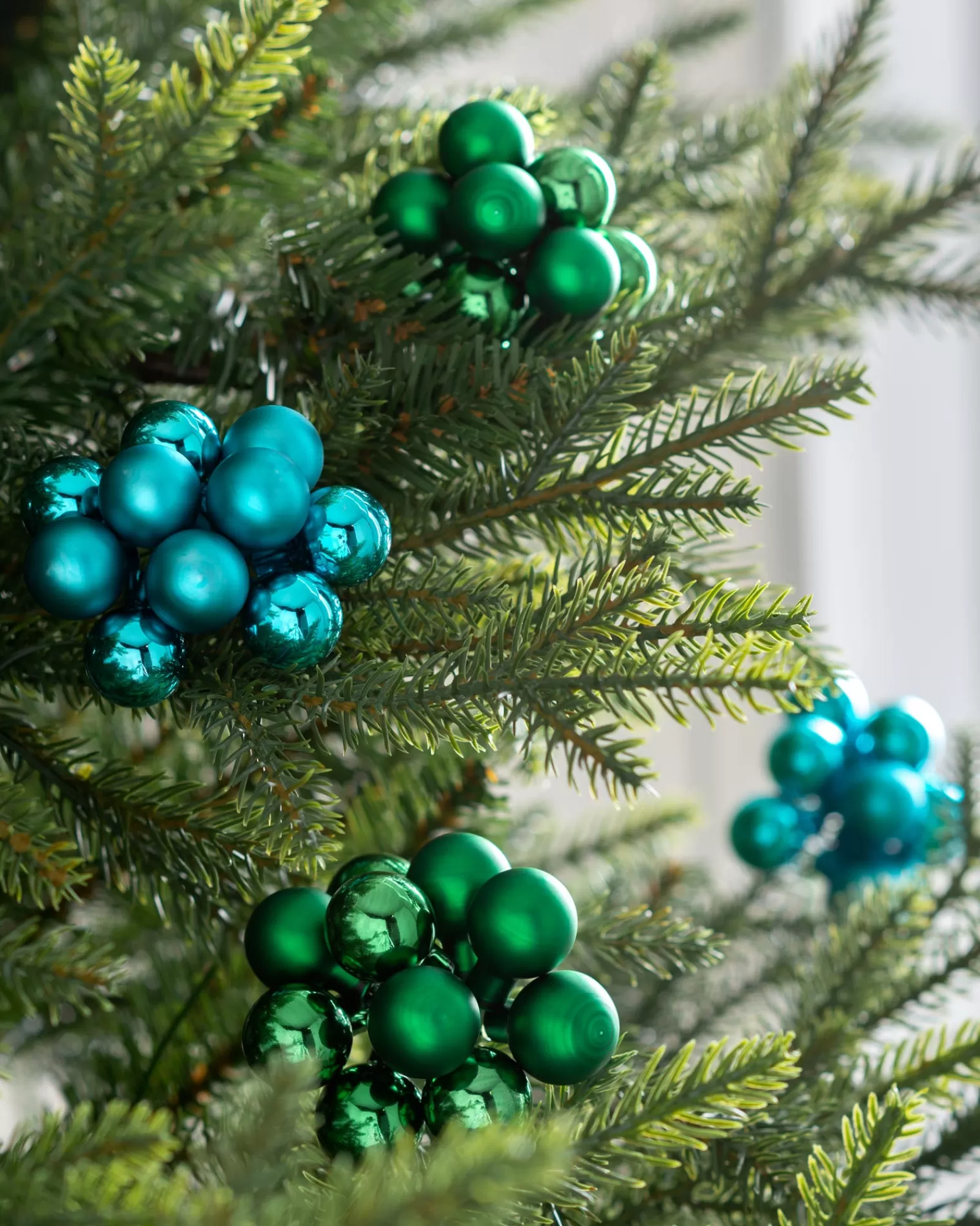 WeRChristmas Glass Baubles^Emerald Green Glass Berry Cluster Baubles, 5 Pack