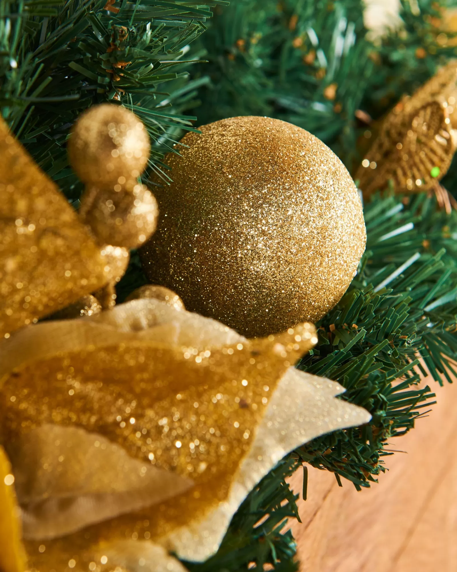 WeRChristmas Decorated Garlands^Extra Thick Decorated Garland, Cream/Gold, 9 Ft