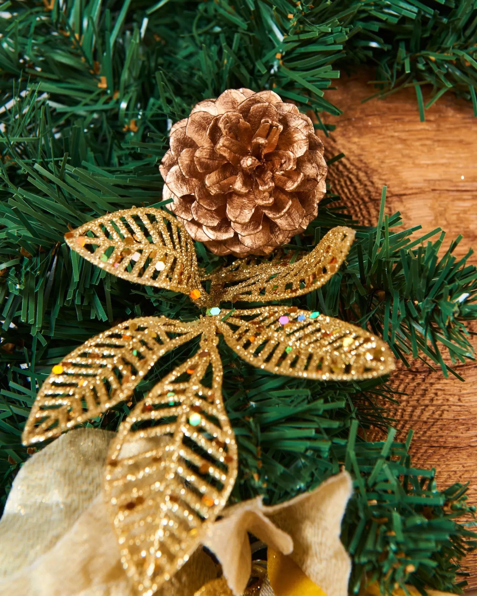 WeRChristmas Decorated Garlands^Extra Thick Decorated Garland, Cream/Gold, 9 Ft