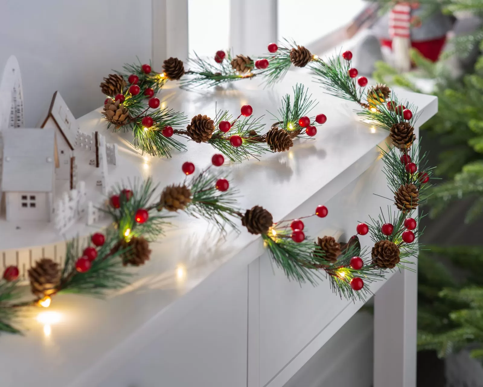 WeRChristmas Fairy Lights | Decorated Garlands^Pre-Lit 20 LED Pinecones & Berries Light String Garland, 6 Ft