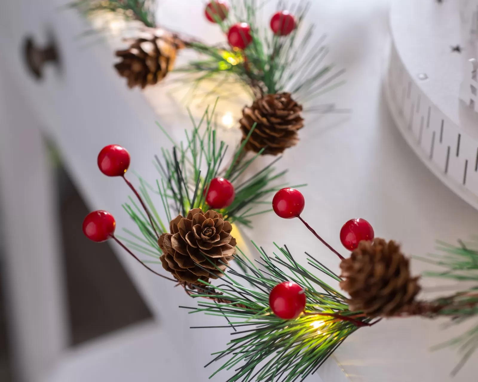 WeRChristmas Fairy Lights | Decorated Garlands^Pre-Lit 20 LED Pinecones & Berries Light String Garland, 6 Ft