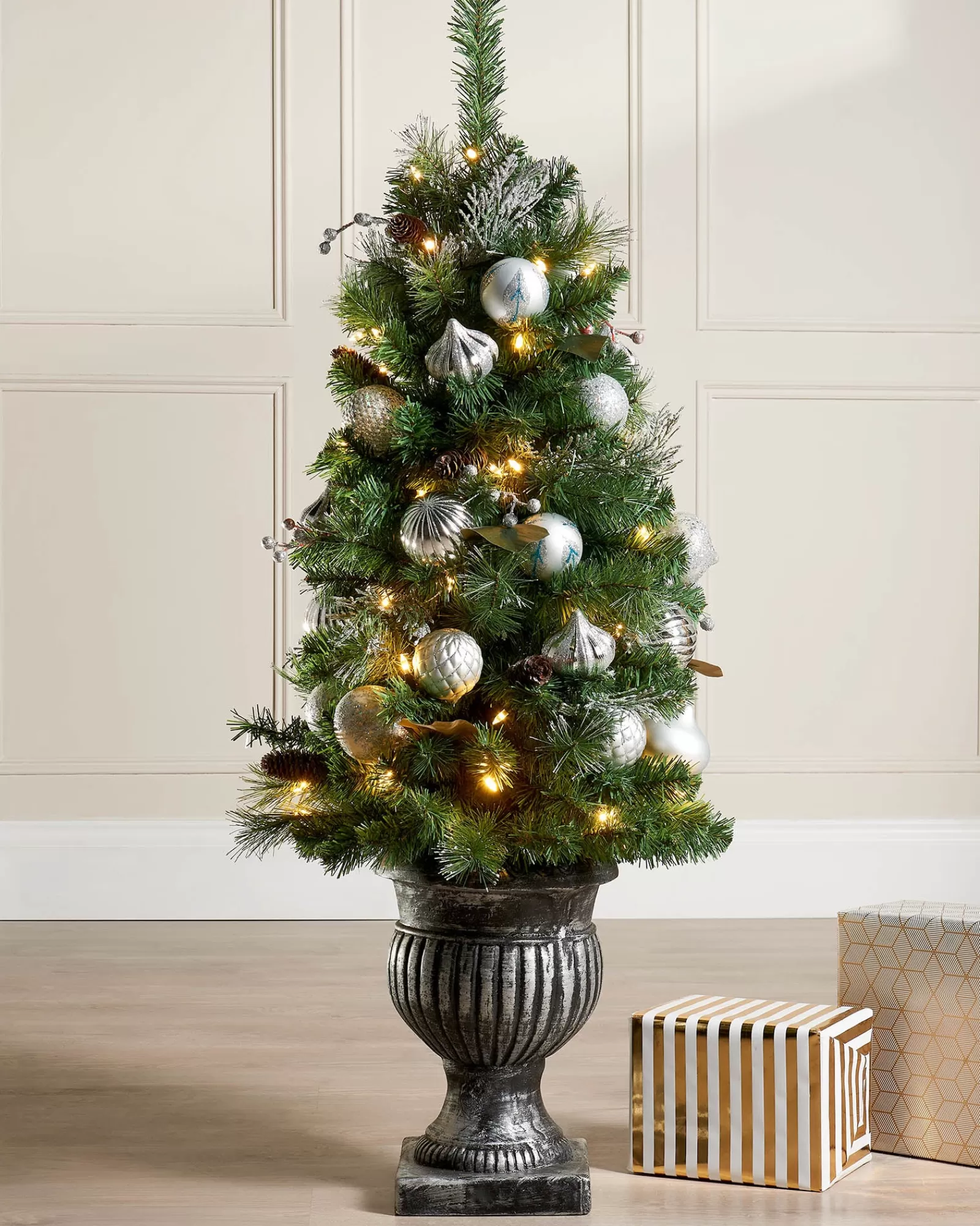 WeRChristmas Budget Christmas Trees | Potted Christmas Trees^Pre-Lit Decorated Christmas Tree, 4 Ft