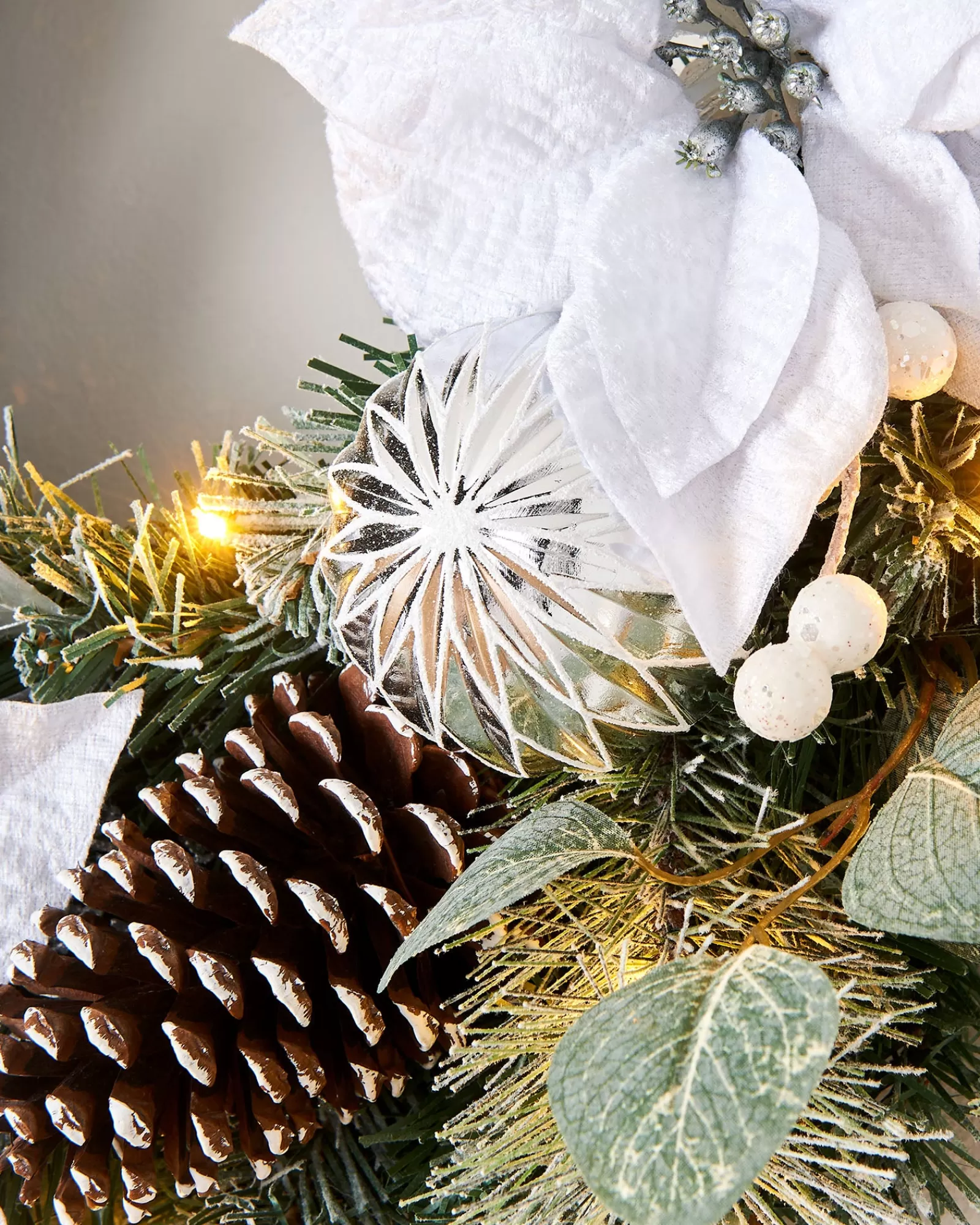 WeRChristmas Decorated Wreaths | Pre Lit Wreaths^Pre-Lit Decorated Frosted Wreath, White/Silver, 60 Cm