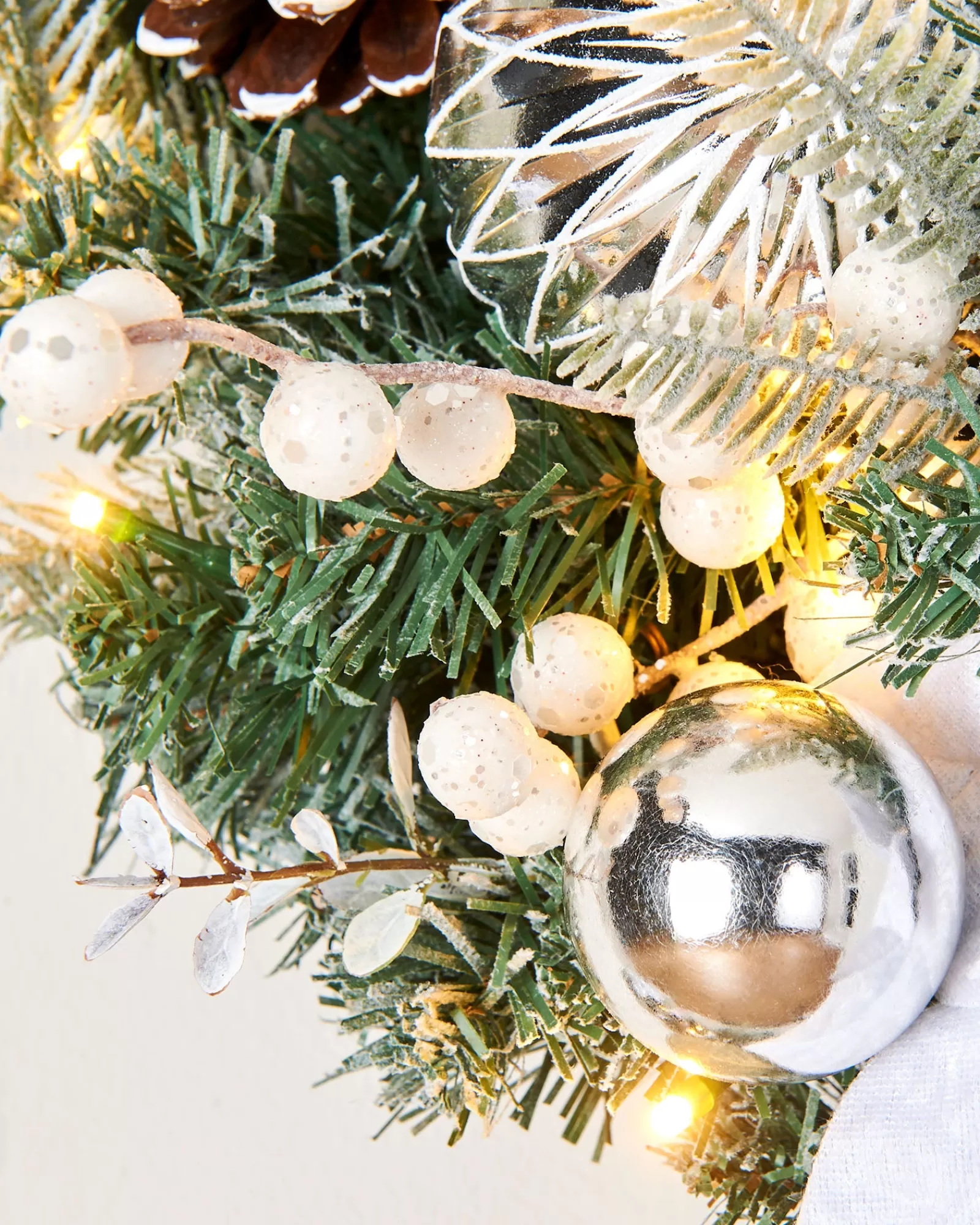 WeRChristmas Decorated Wreaths | Pre Lit Wreaths^Pre-Lit Decorated Frosted Wreath, White/Silver, 60 Cm