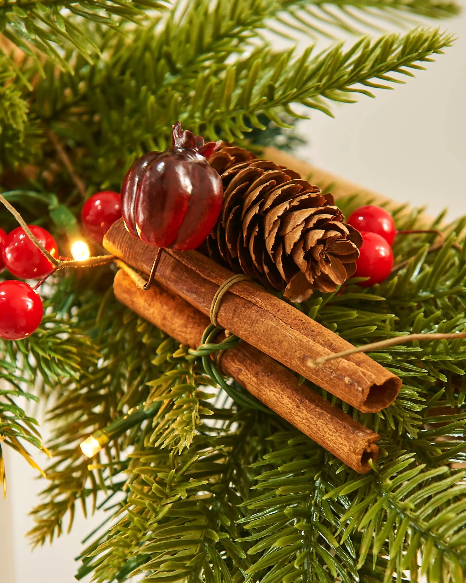 WeRChristmas Decorated Garlands | Pre Lit Garlands^Pre-Lit Decorated Garland, Apples & Cinnamon Sticks, 9 Ft