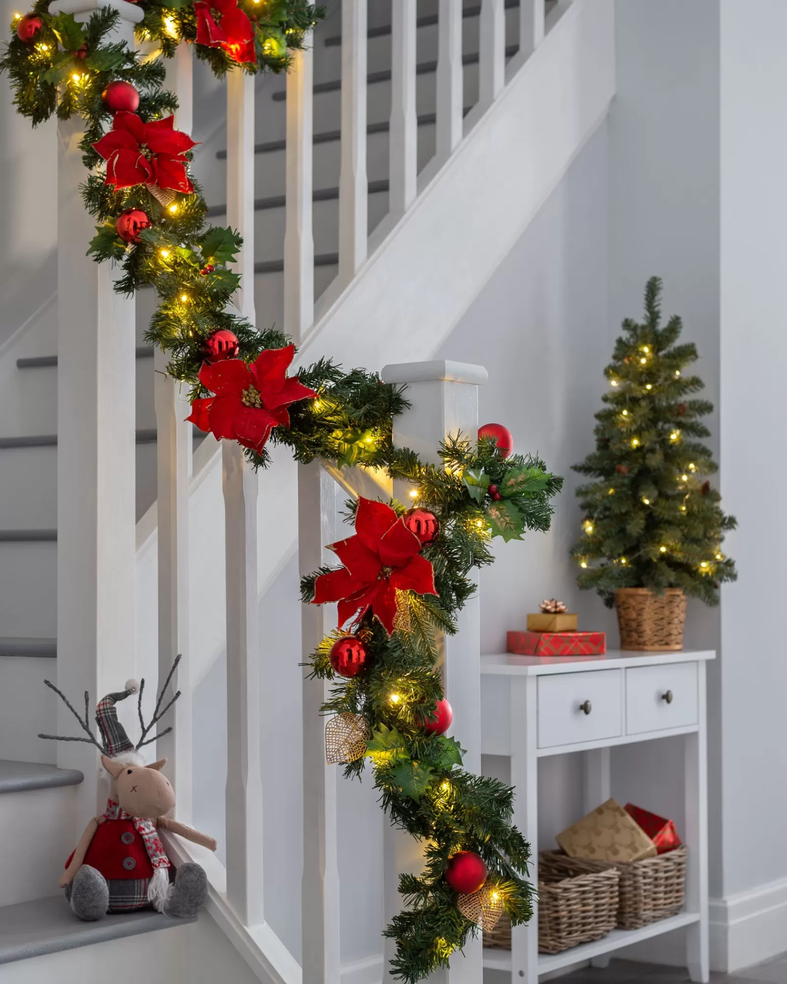 WeRChristmas Decorated Garlands | Pre Lit Garlands^Pre-Lit Decorated Multi-Function Garland, Red/Gold, 9 Ft