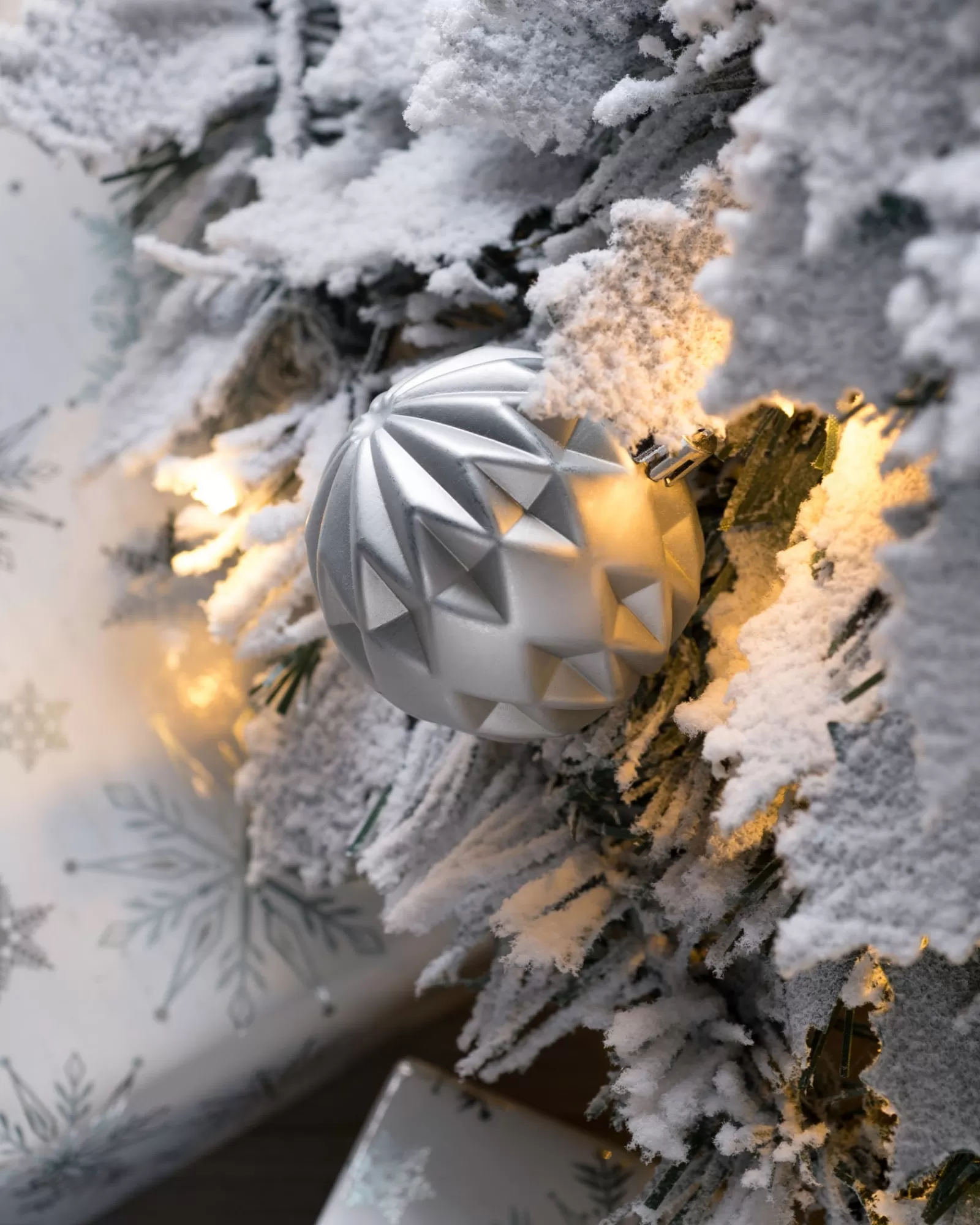 WeRChristmas Budget Christmas Trees | Snow Flocked Christmas Trees^Pre-Lit Decorated Pop-Up Snow Flocked Christmas Tree, 6 Ft