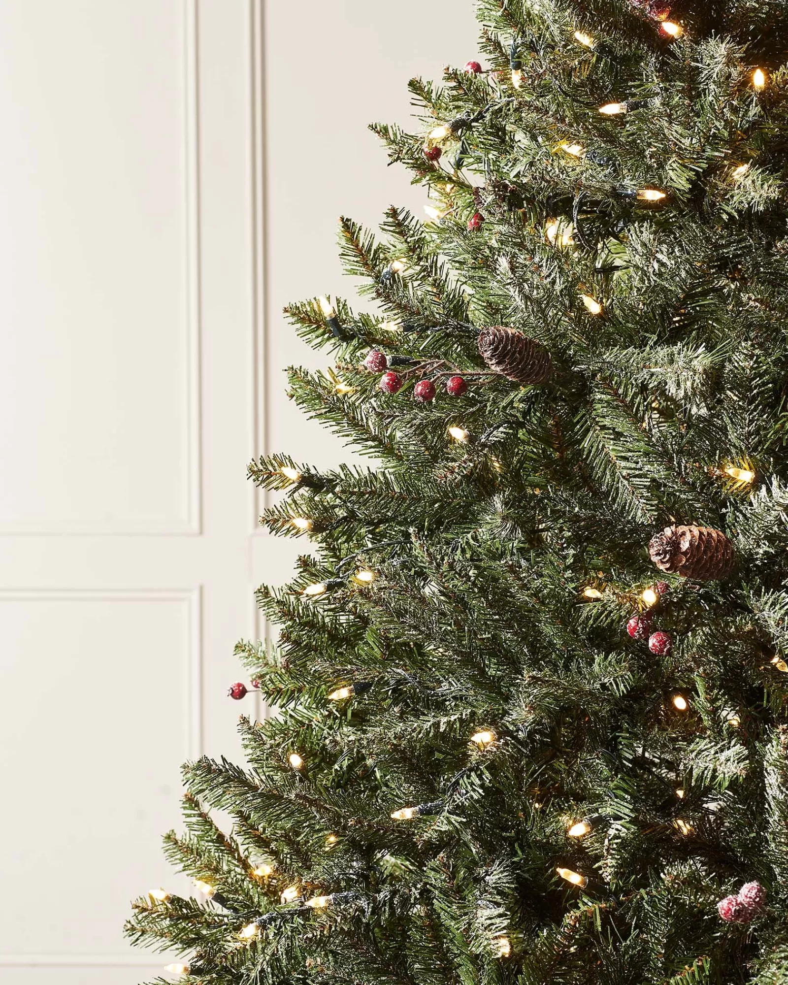 WeRChristmas Snow Flocked Christmas Trees | Pre Lit Christmas Trees^Pre-Lit Decorated Snow Flocked Christmas Tree, 7 Ft