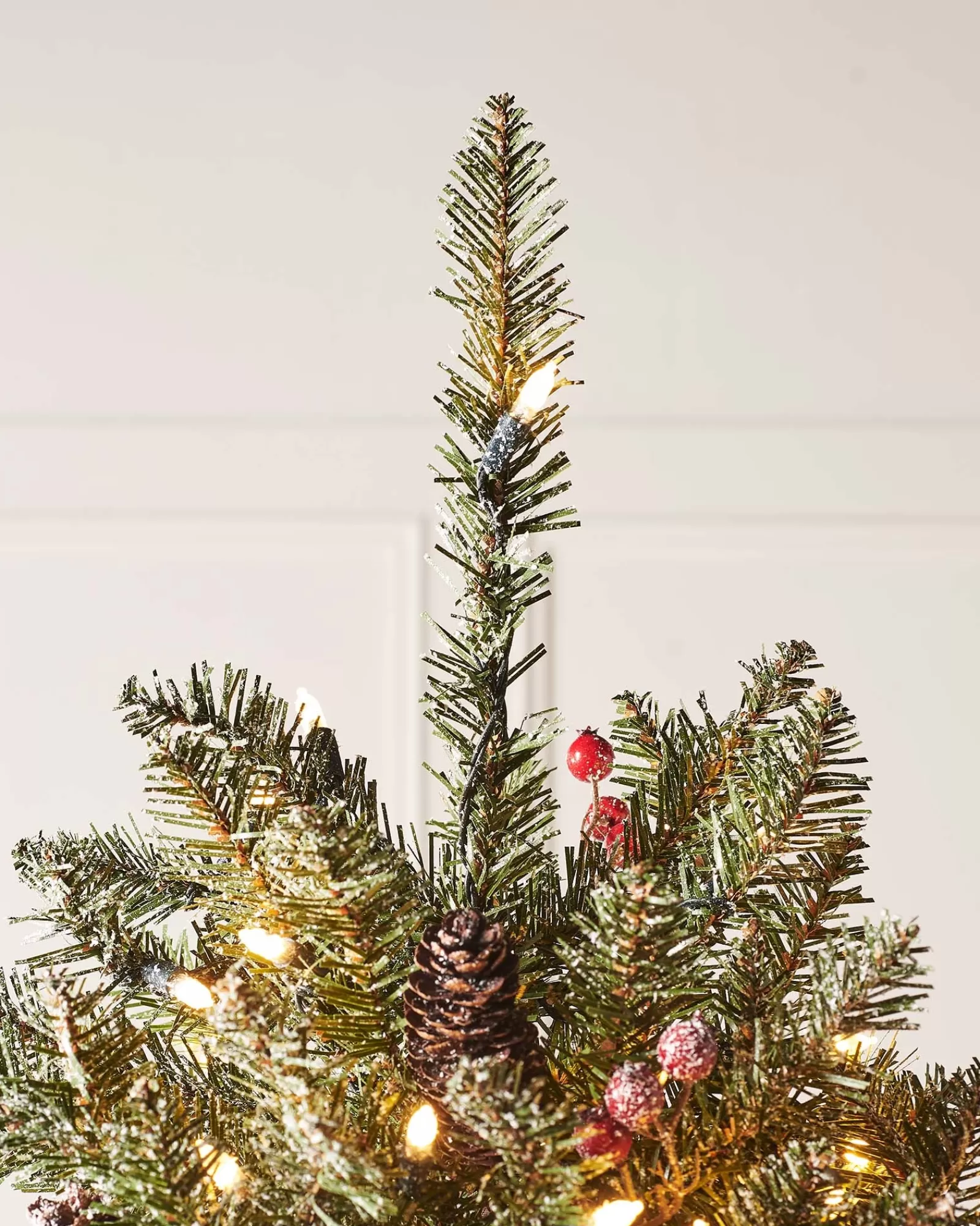 WeRChristmas Snow Flocked Christmas Trees | Pre Lit Christmas Trees^Pre-Lit Decorated Snow Flocked Christmas Tree, 7 Ft