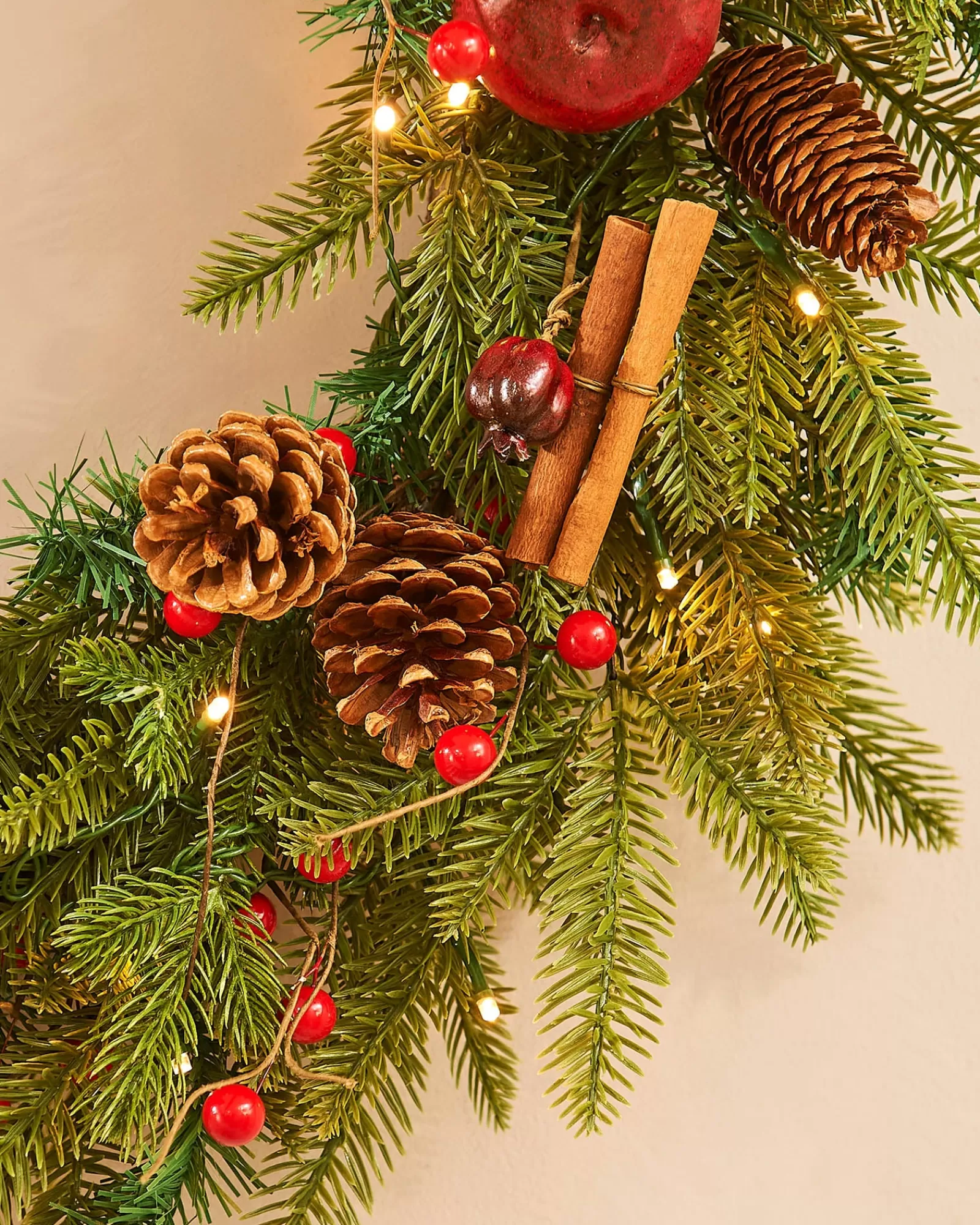 WeRChristmas Decorated Wreaths | Pre Lit Wreaths^Pre-Lit Decorated Wreath, Apples & Cinnamon Sticks, 76 Cm
