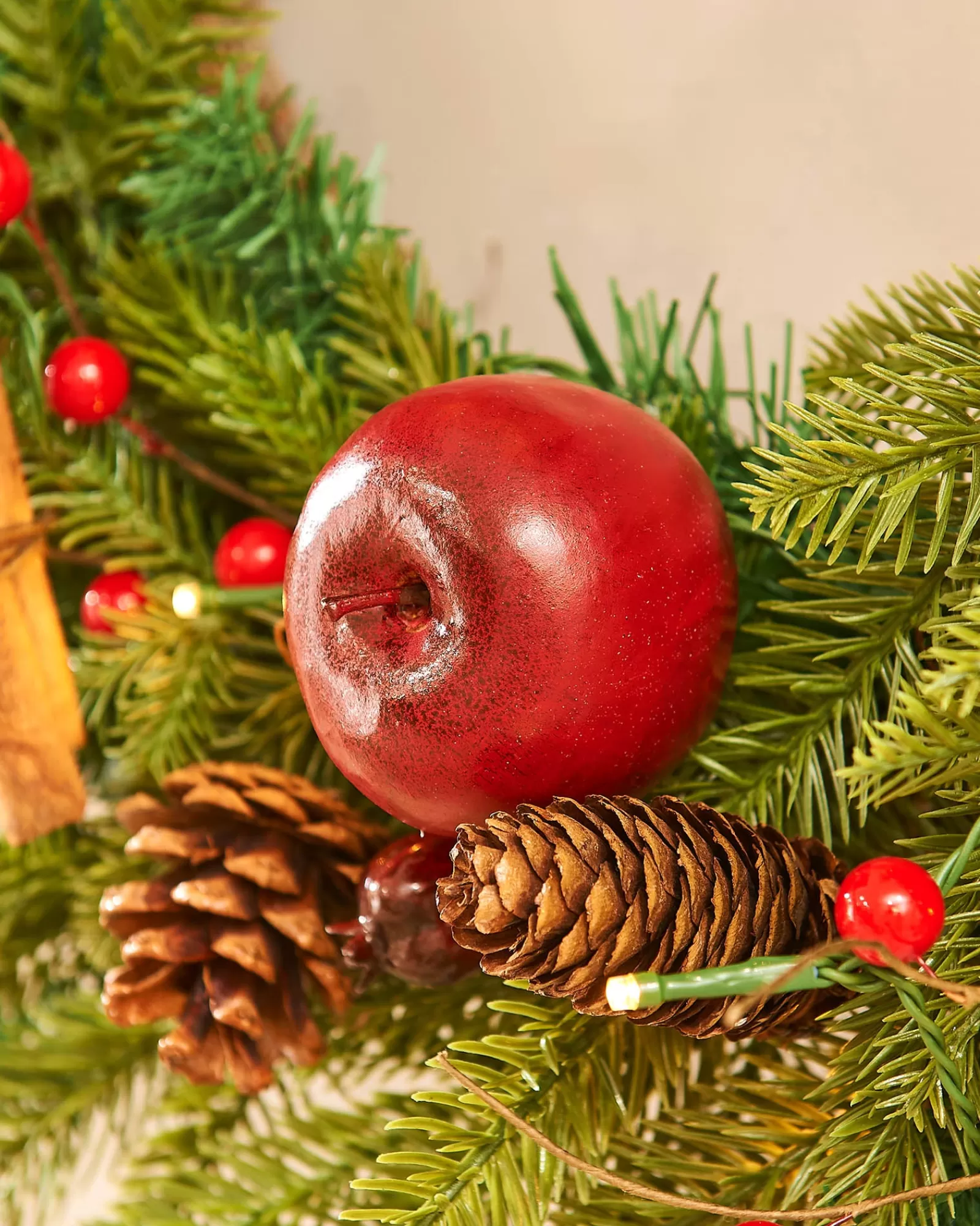 WeRChristmas Decorated Wreaths | Pre Lit Wreaths^Pre-Lit Decorated Wreath, Apples & Cinnamon Sticks, 76 Cm