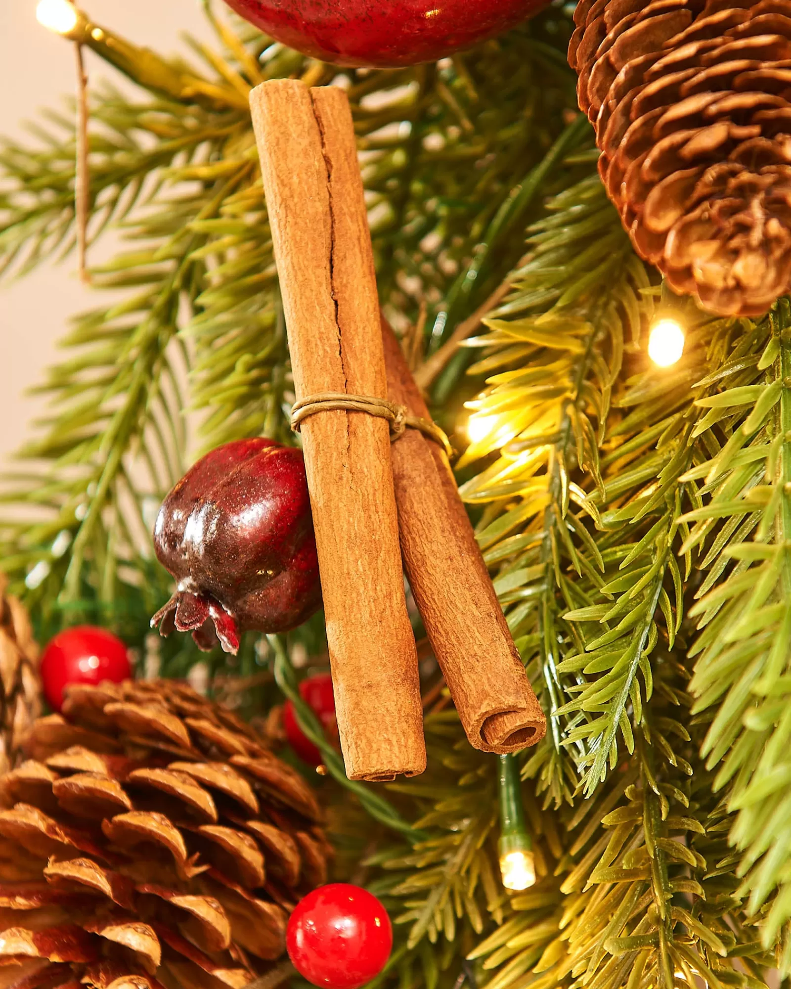 WeRChristmas Decorated Wreaths | Pre Lit Wreaths^Pre-Lit Decorated Wreath, Apples & Cinnamon Sticks, 76 Cm