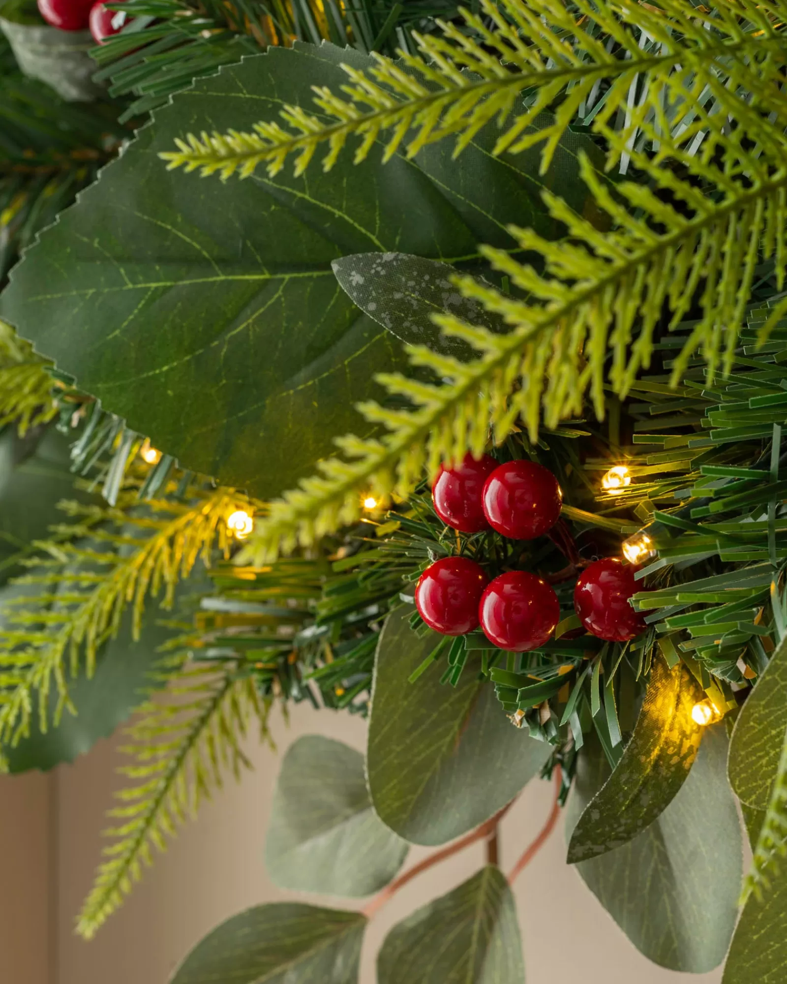 WeRChristmas Decorated Wreaths | Pre Lit Wreaths^Pre-Lit Decorated Wreath, Berries & Eucalyptuses, 60 Cm