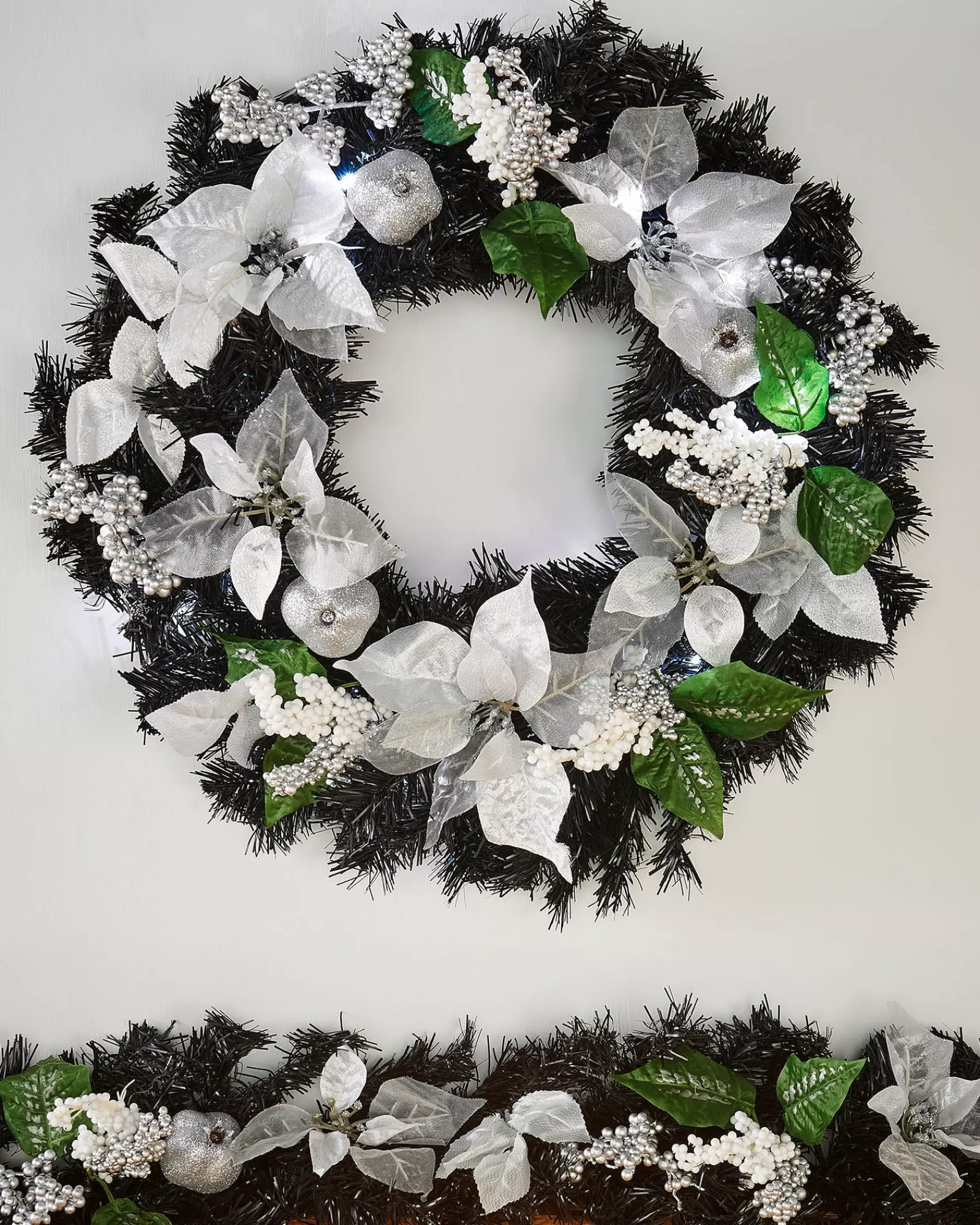 WeRChristmas Decorated Wreaths | Pre Lit Wreaths^Pre-Lit Decorated Wreath, Black/Silver, 60 Cm