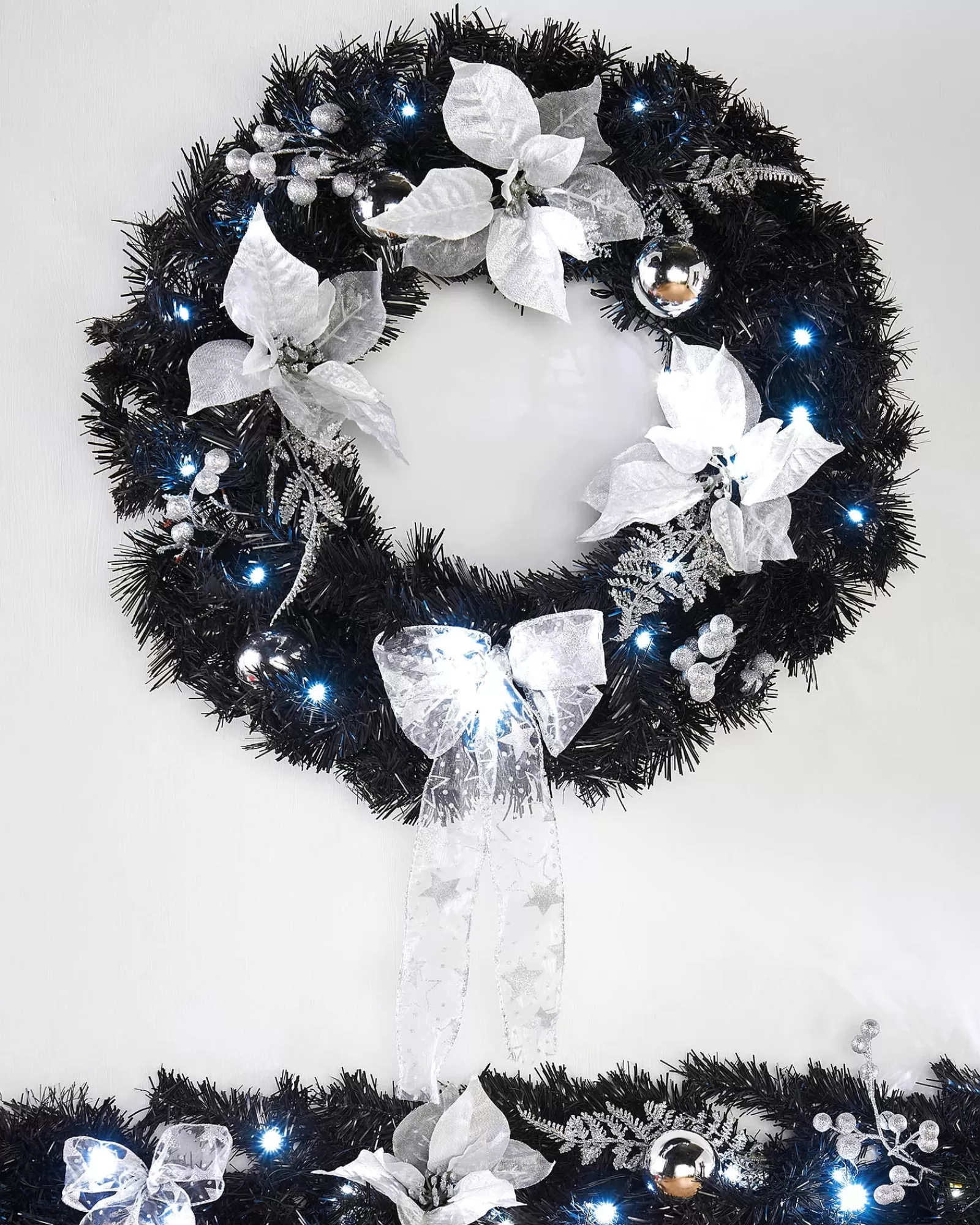 WeRChristmas Decorated Wreaths | Pre Lit Wreaths^Pre-Lit Decorated Wreath, Black/Silver, 60 Cm