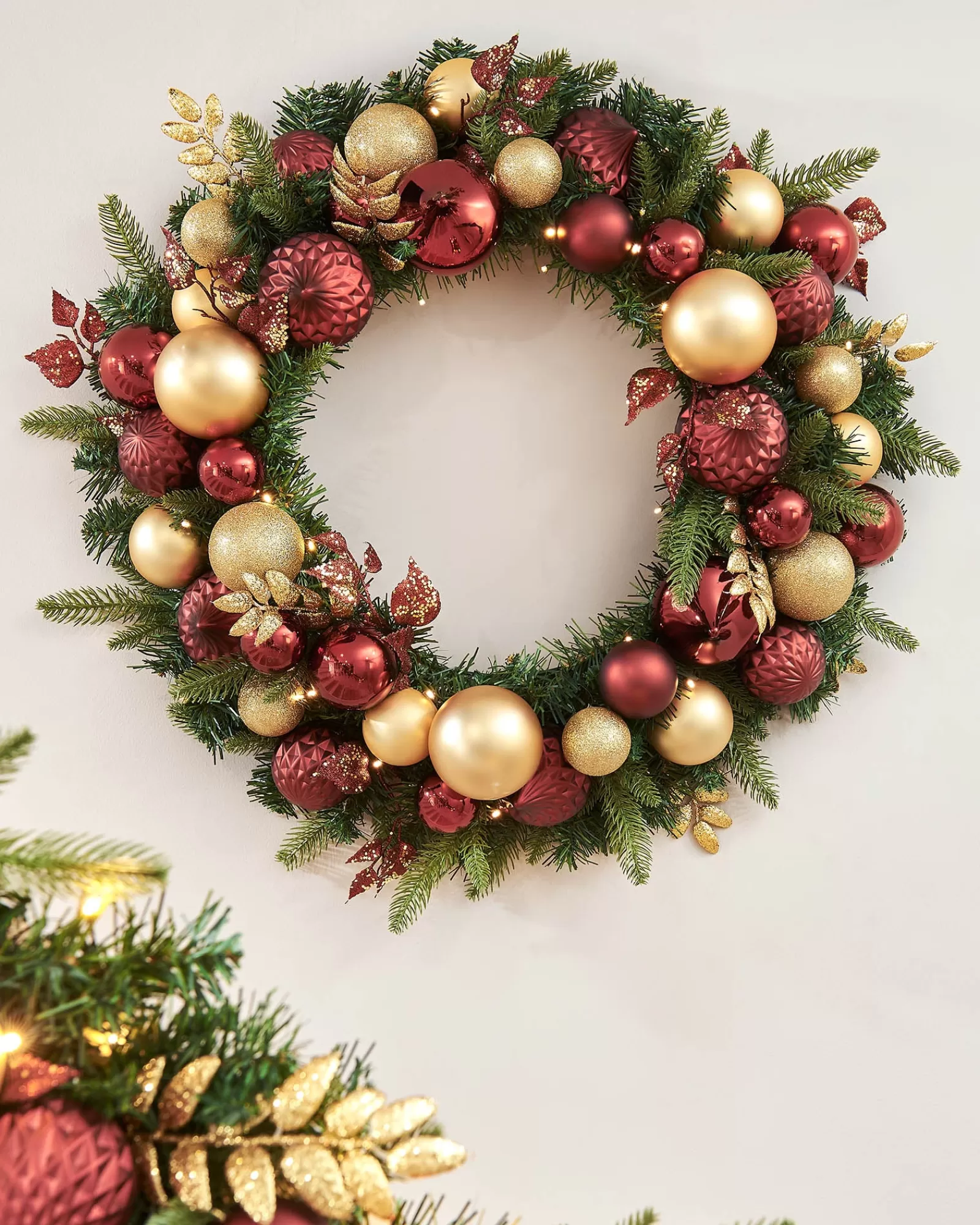 WeRChristmas Decorated Wreaths | Pre Lit Wreaths^Pre-Lit Decorated Wreath, Burgundy/Gold, 76 Cm