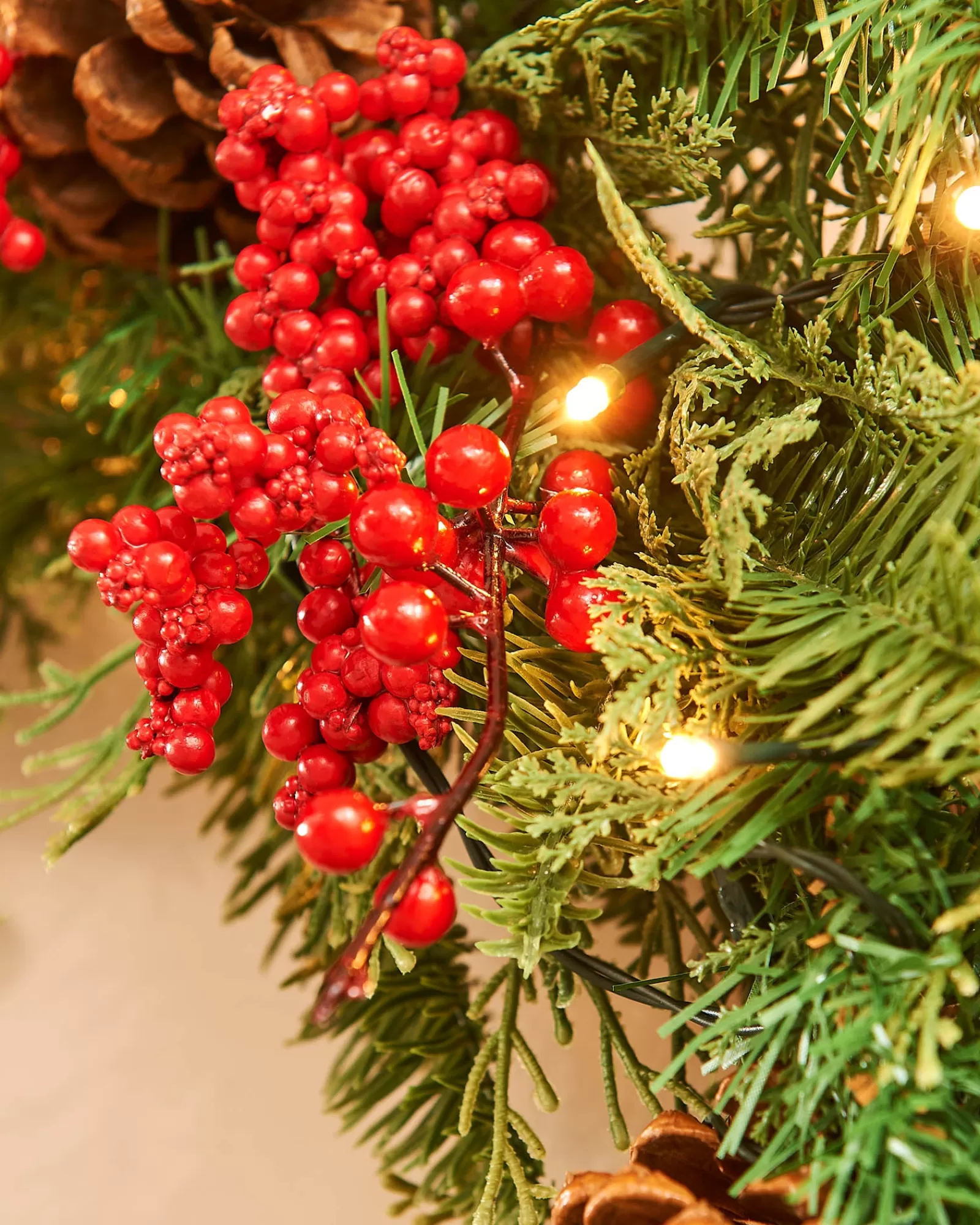 WeRChristmas Decorated Wreaths | Pre Lit Wreaths^Pre-Lit Decorated Wreath, Pinecones & Berries, 76 Cm