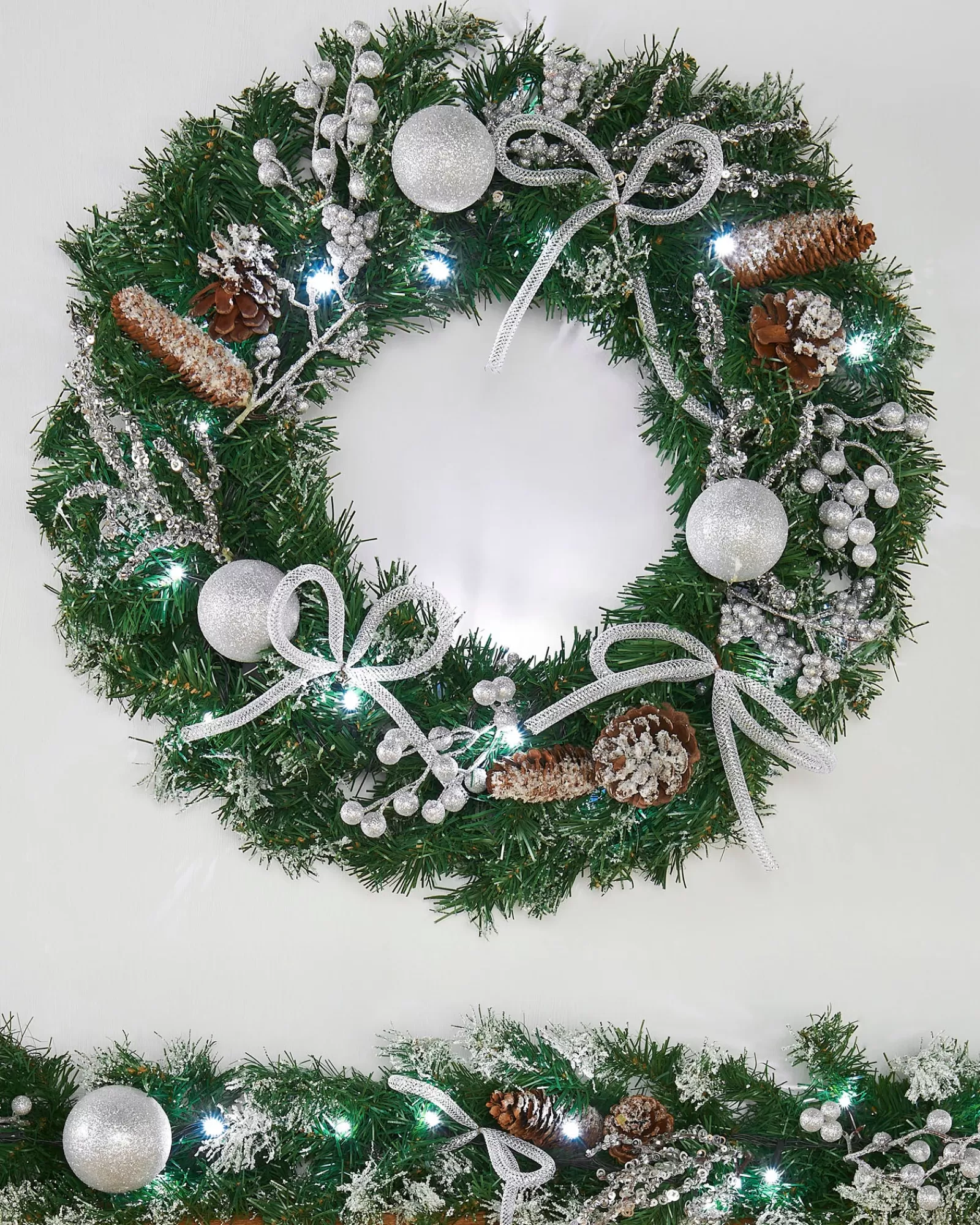 WeRChristmas Decorated Wreaths | Pre Lit Wreaths^Pre-Lit Decorated Wreath, Silver Ice, 60 Cm
