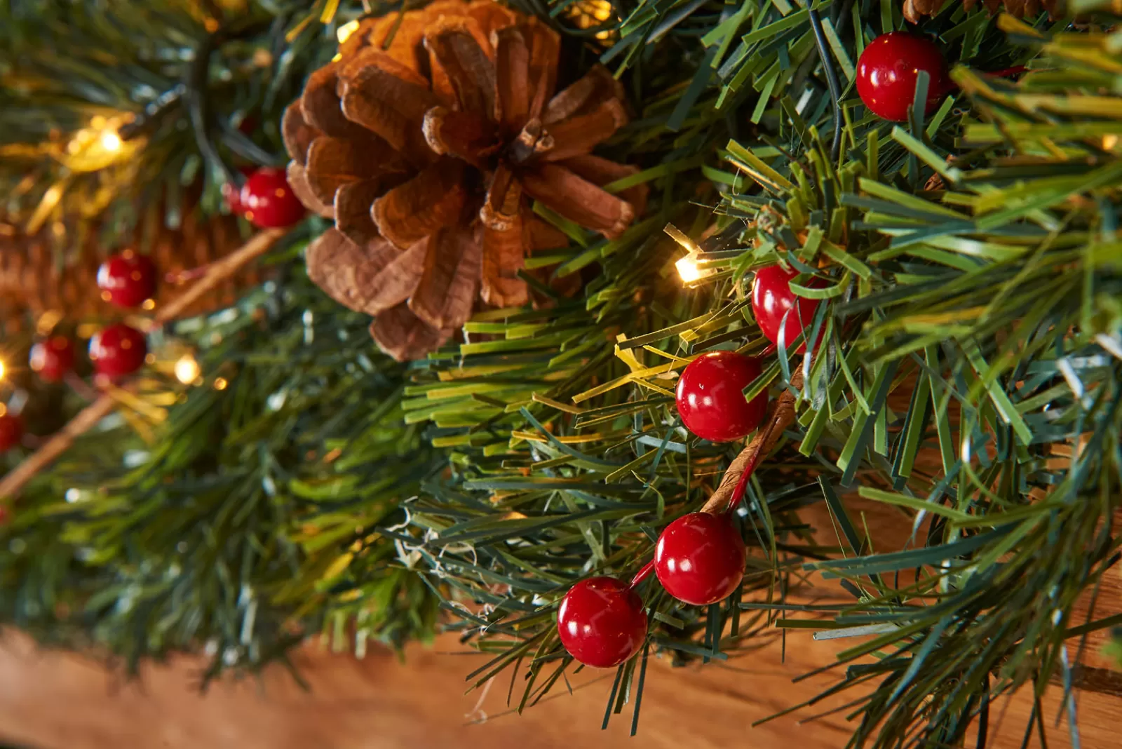 WeRChristmas Decorated Garlands | Pre Lit Garlands^Pre-Lit Extra Thick Mixed Pine Garland, Pinecones & Berries, 9 Ft