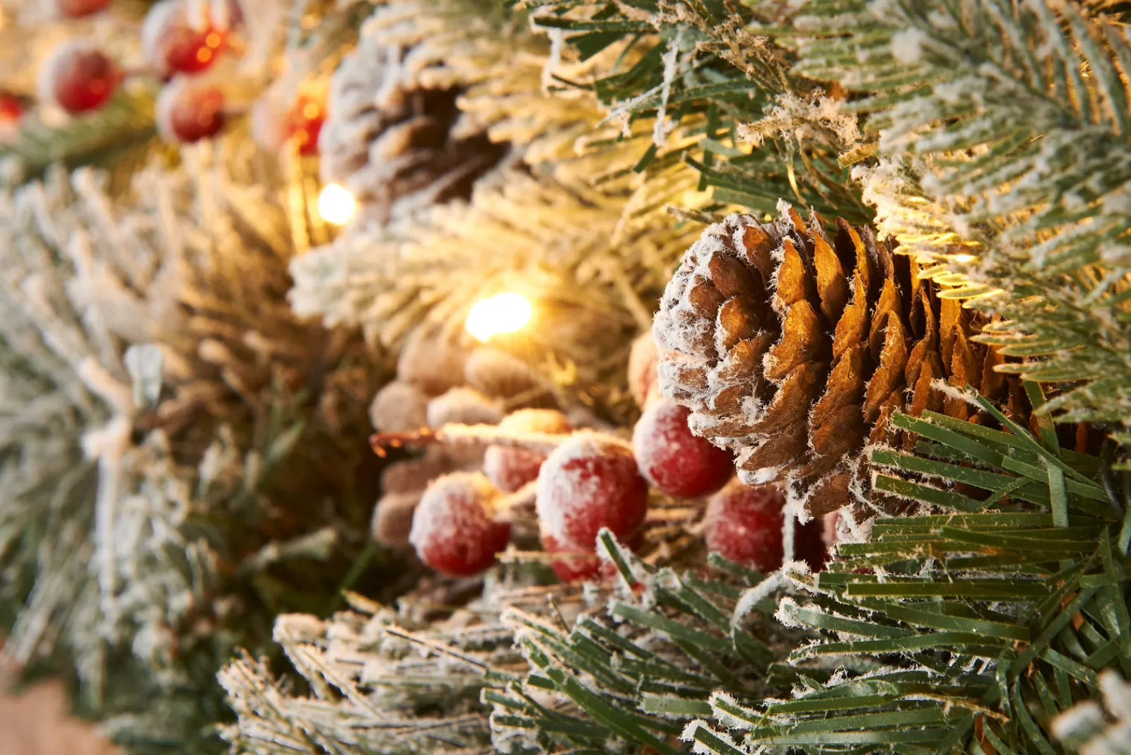 WeRChristmas Snow Flocked Garlands | Decorated Garlands^Pre-Lit Extra Thick Mixed Pine Snow Flocked Garland, Pinecones & Berries, Static, 9 Ft