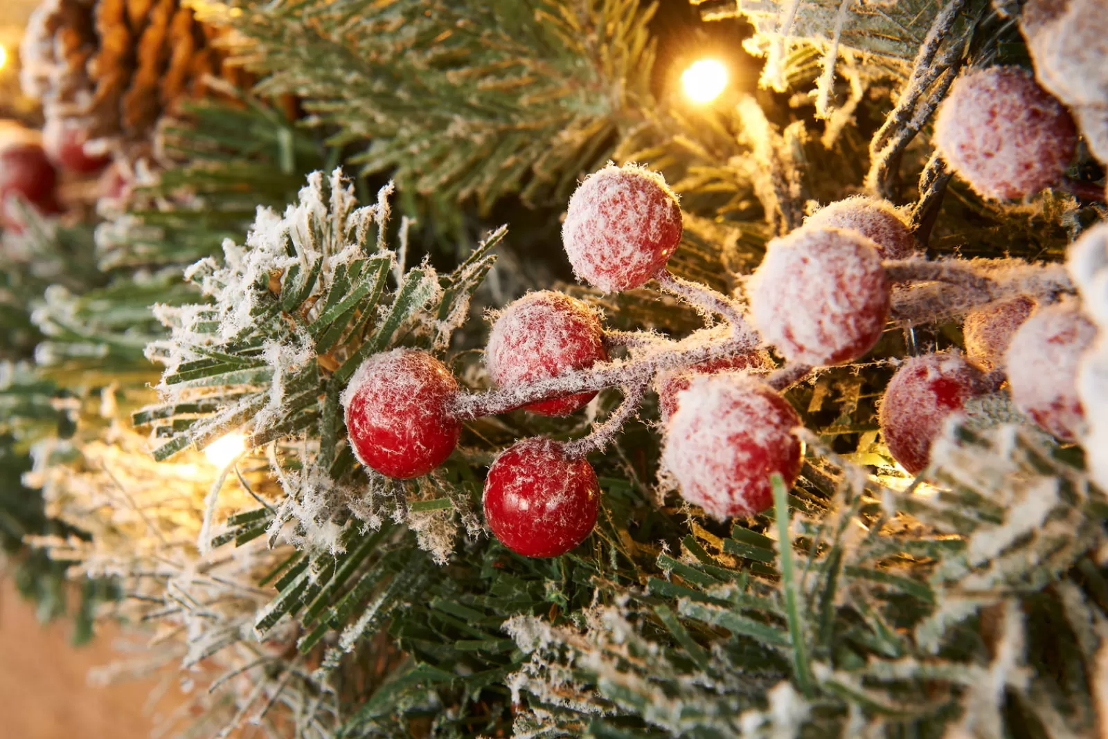 WeRChristmas Snow Flocked Garlands | Decorated Garlands^Pre-Lit Extra Thick Mixed Pine Snow Flocked Garland, Pinecones & Berries, Static, 9 Ft