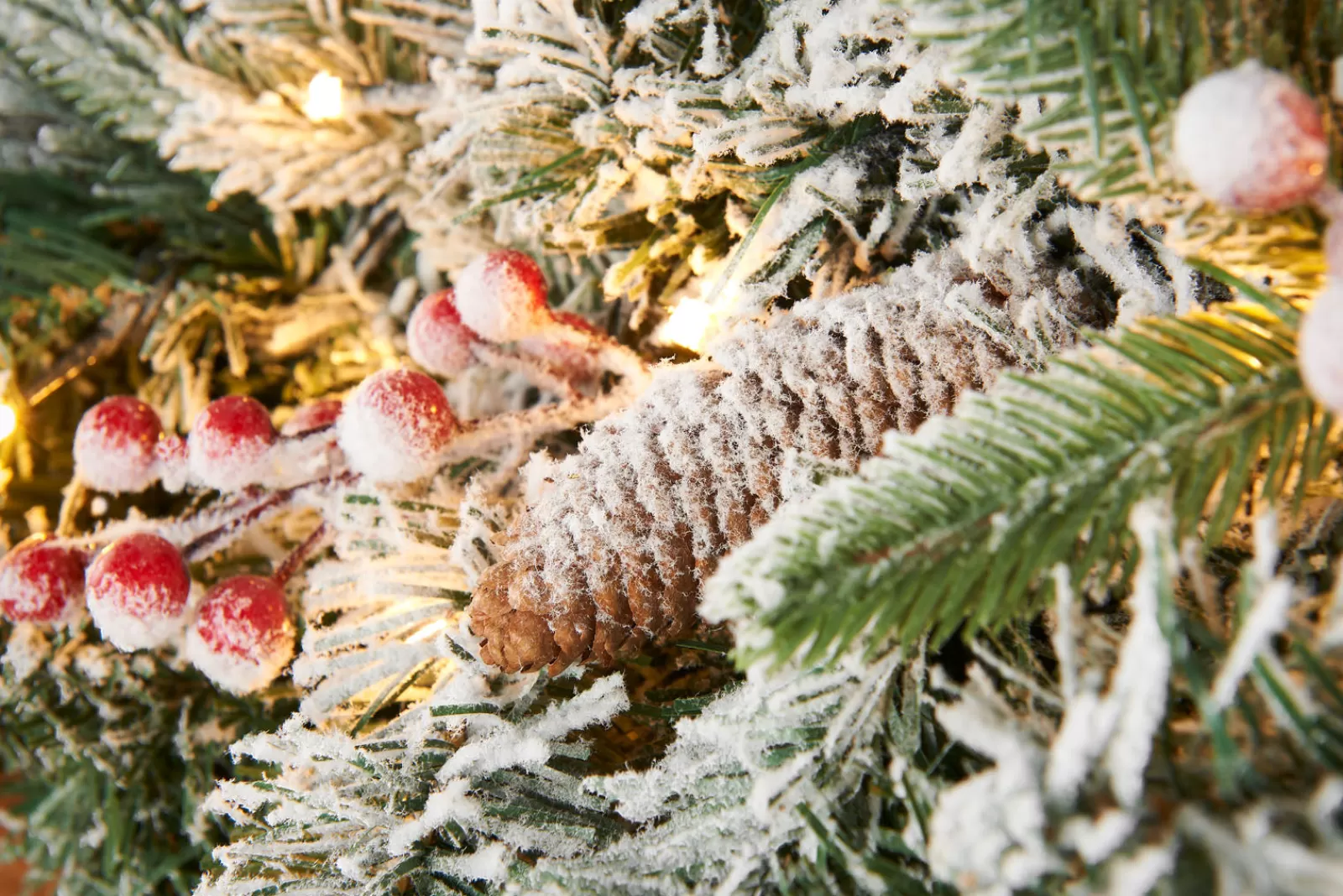 WeRChristmas Snow Flocked Garlands | Decorated Garlands^Pre-Lit Extra Thick Mixed Pine Snow Flocked Garland, Pinecones & Berries, Static, 9 Ft