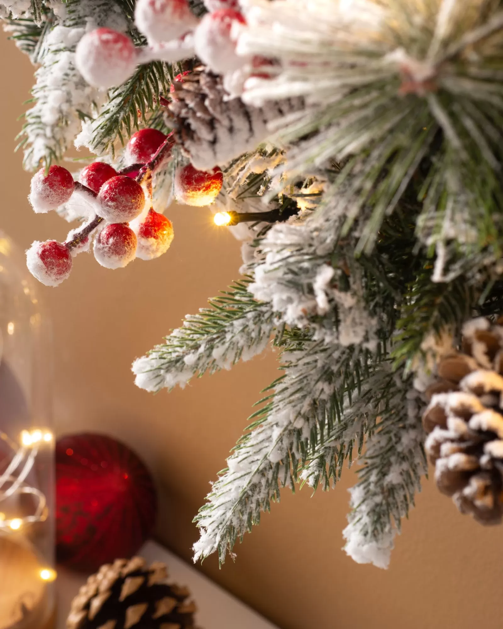 WeRChristmas Decorated Wreaths | Pre Lit Wreaths^Pre-Lit Extra Thick Mixed Pine Snow Flocked Wreath, Pinecones & Berries, 76 Cm