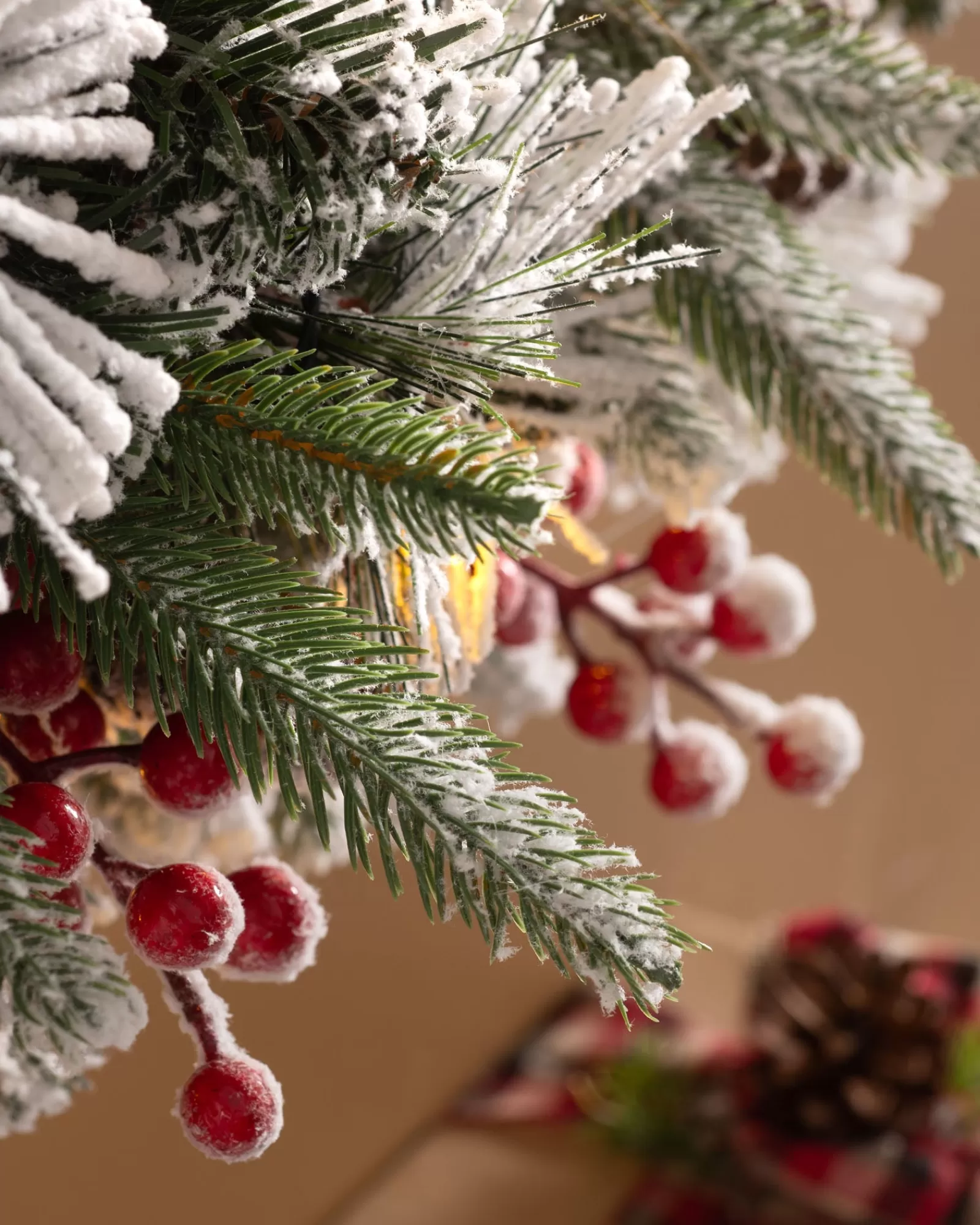 WeRChristmas Decorated Wreaths | Pre Lit Wreaths^Pre-Lit Extra Thick Mixed Pine Snow Flocked Wreath, Pinecones & Berries, 76 Cm