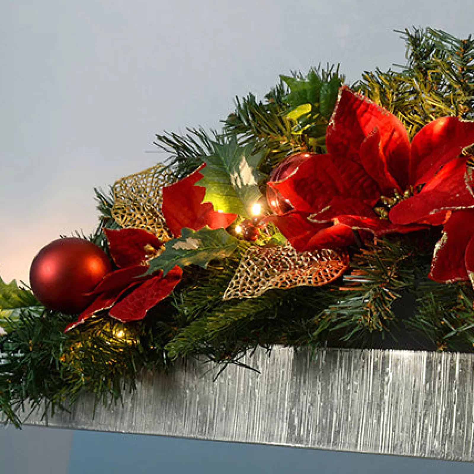 WeRChristmas Decorated Garlands | Pre Lit Garlands^Pre-Lit Frosted Decorated Arch Garland With 20 Warm White LEDs, Red/Gold, 3 Ft