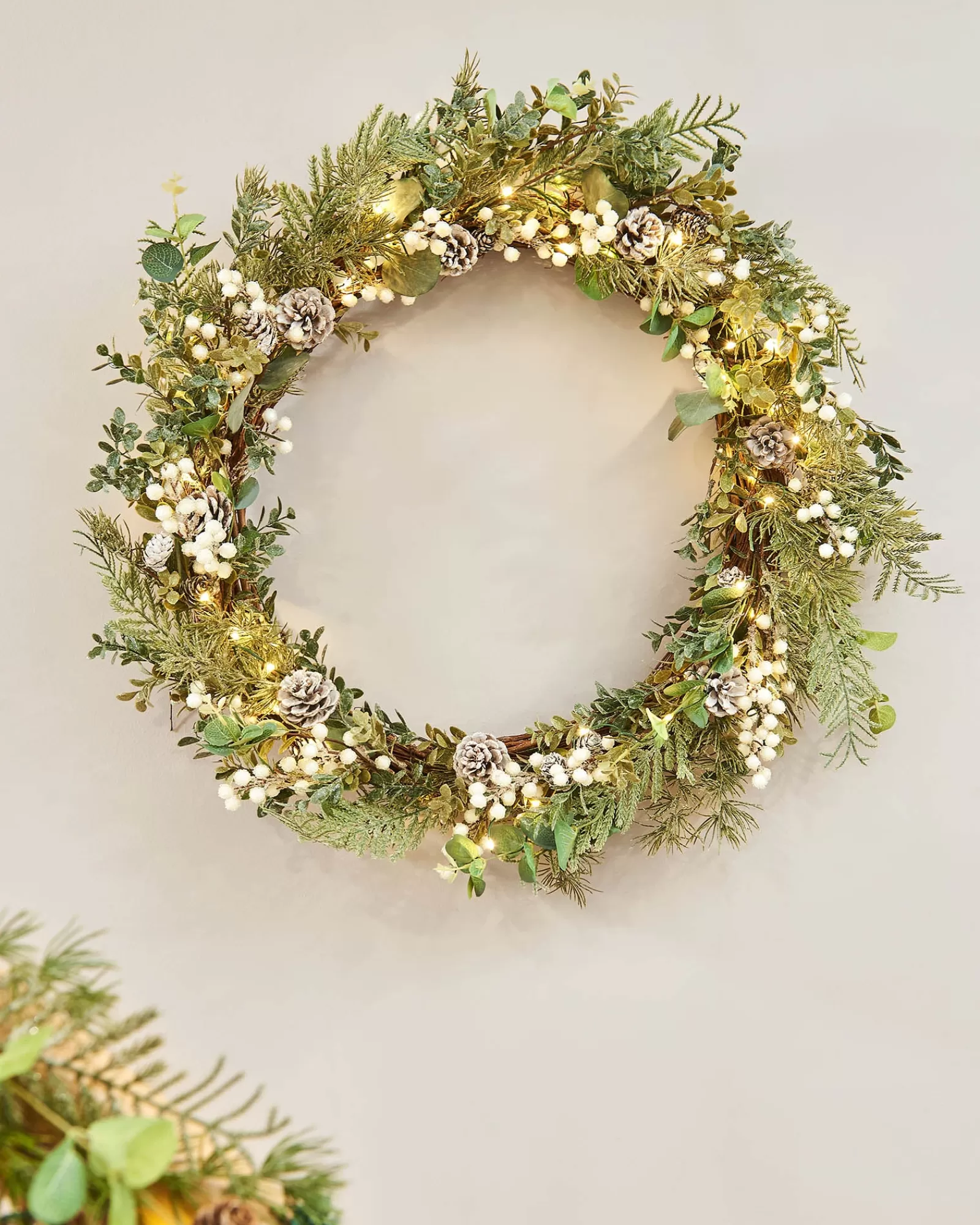 WeRChristmas Decorated Wreaths | Pre Lit Wreaths^Pre-Lit Frosted Eucalyptus Wreath, 76 Cm