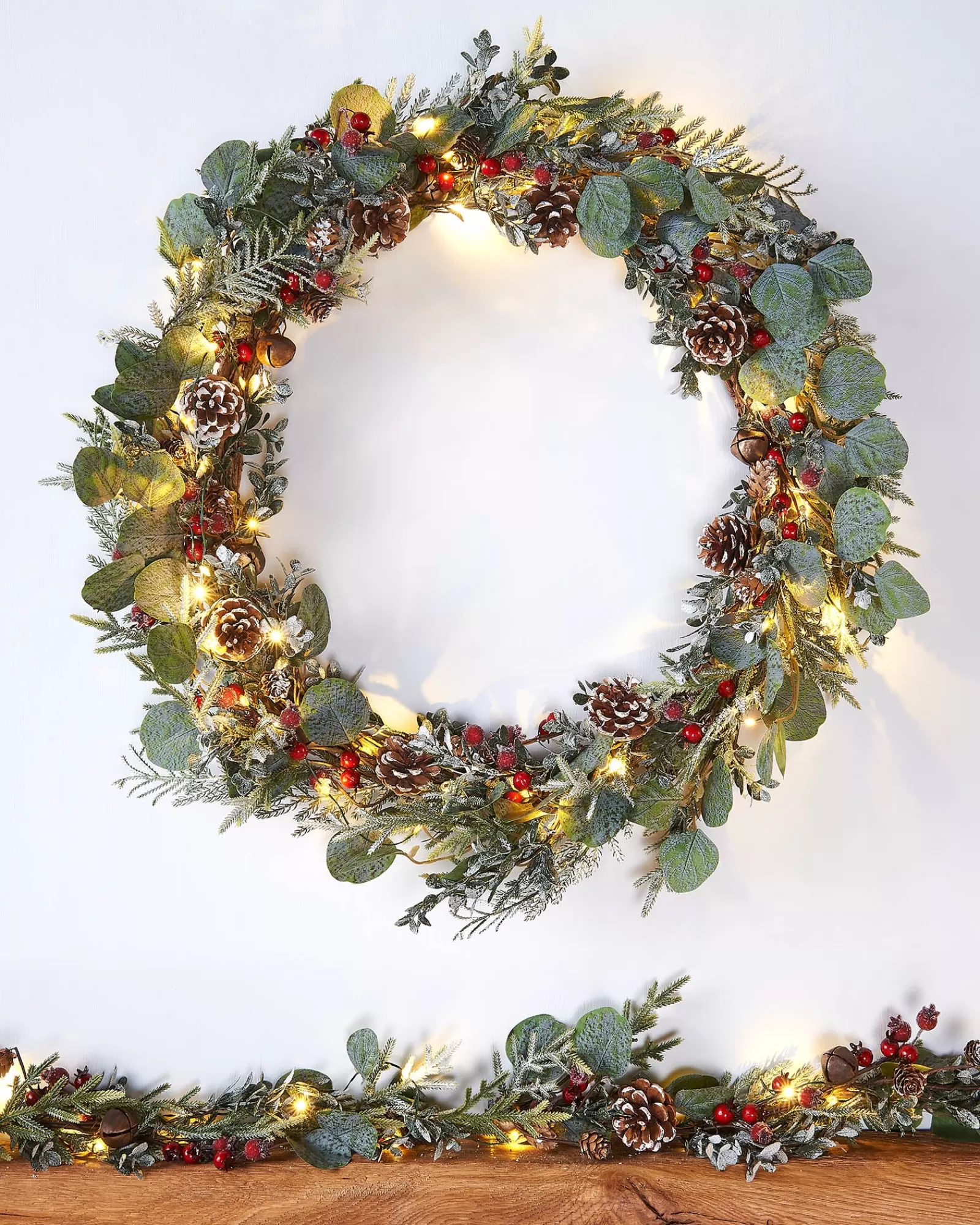 WeRChristmas Decorated Wreaths | Pre Lit Wreaths^Pre-Lit Frosted Eucalyptus Wreath, Pinecones & Berries, 76 Cm