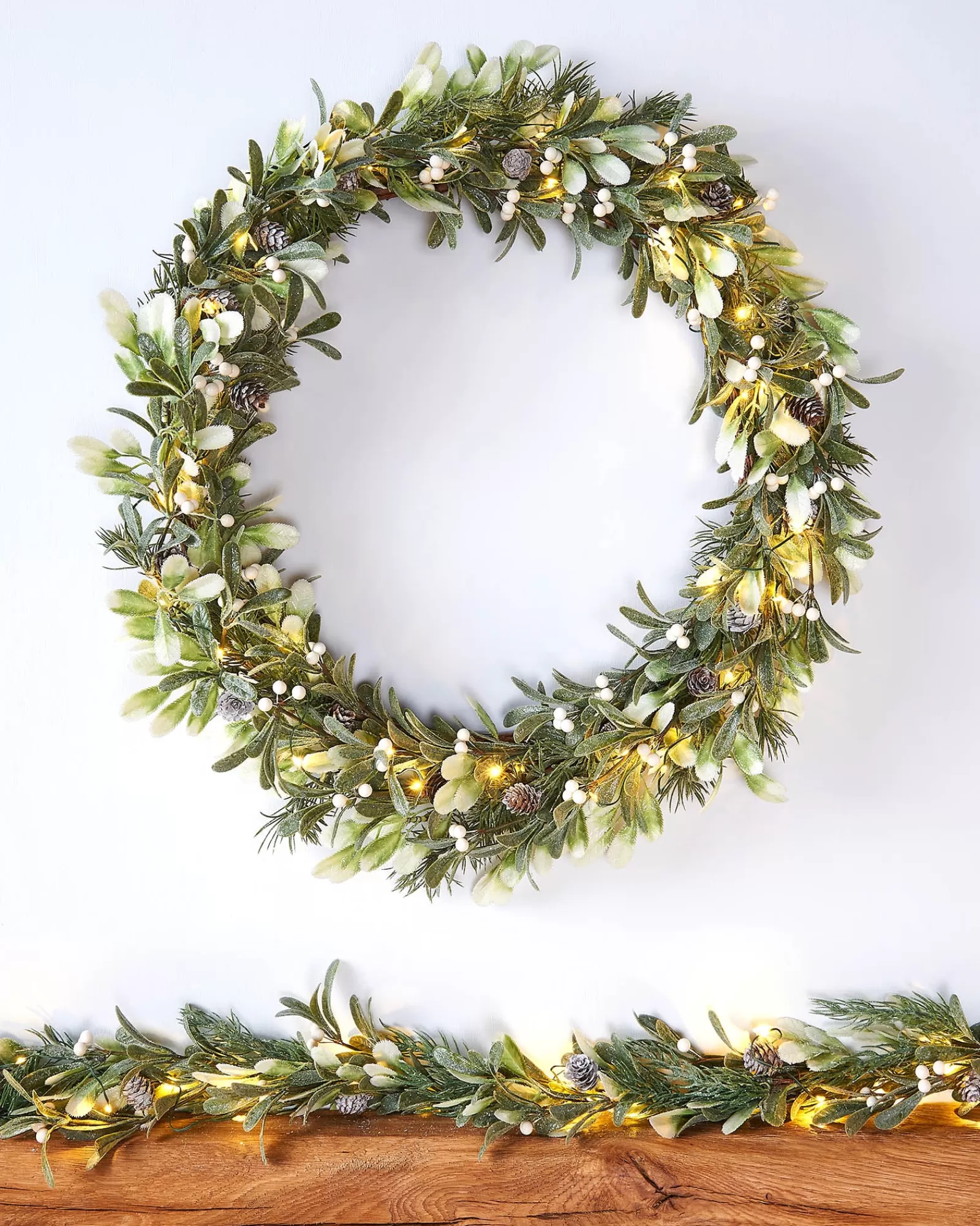 WeRChristmas Decorated Wreaths | Pre Lit Wreaths^Pre-Lit Frosted Mistletoe Wreath, 76 Cm