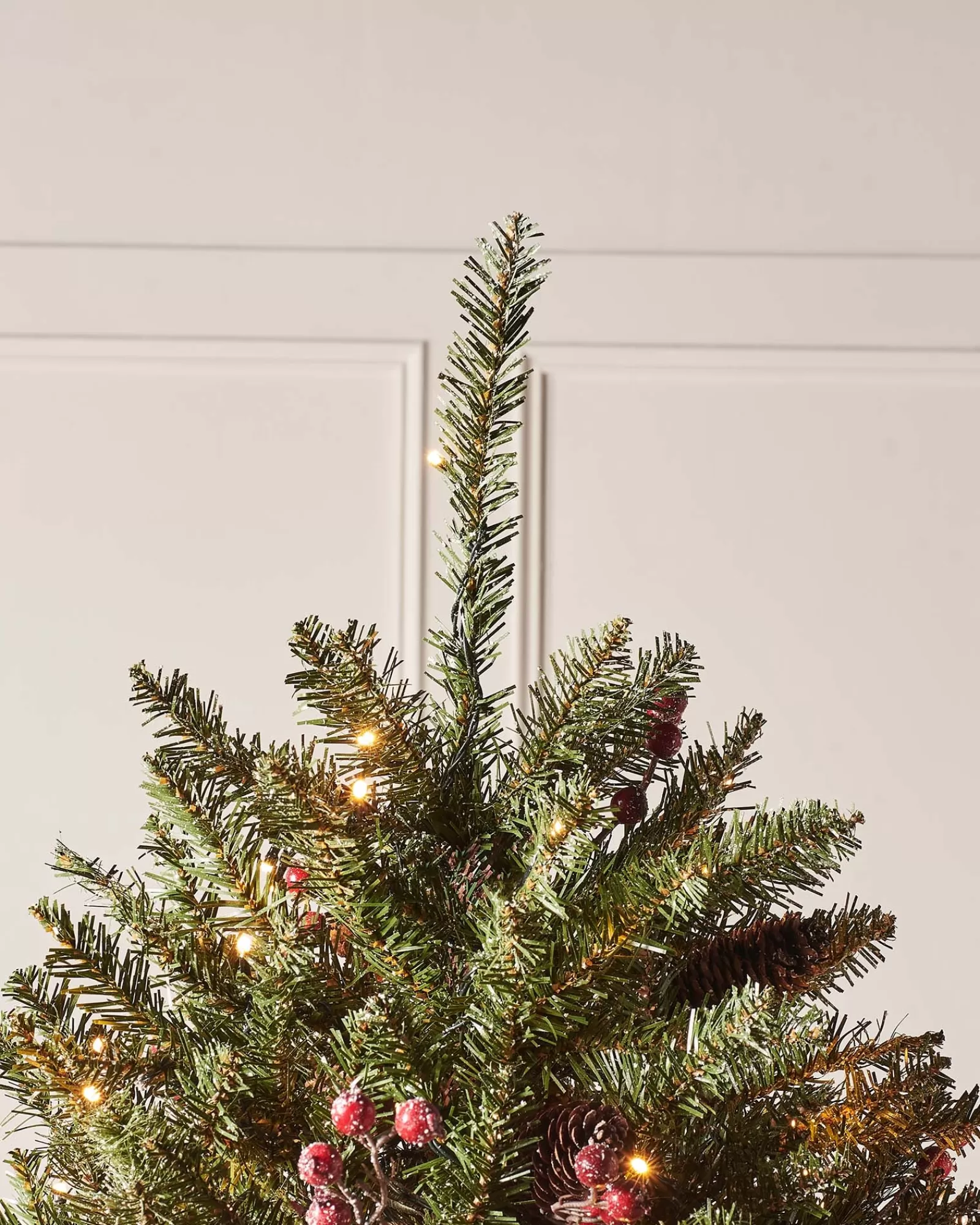 WeRChristmas Snow Flocked Christmas Trees | Pre Lit Christmas Trees^Pre-Lit Full Bodied Decorated Snow Flocked Christmas Tree, 7 Ft