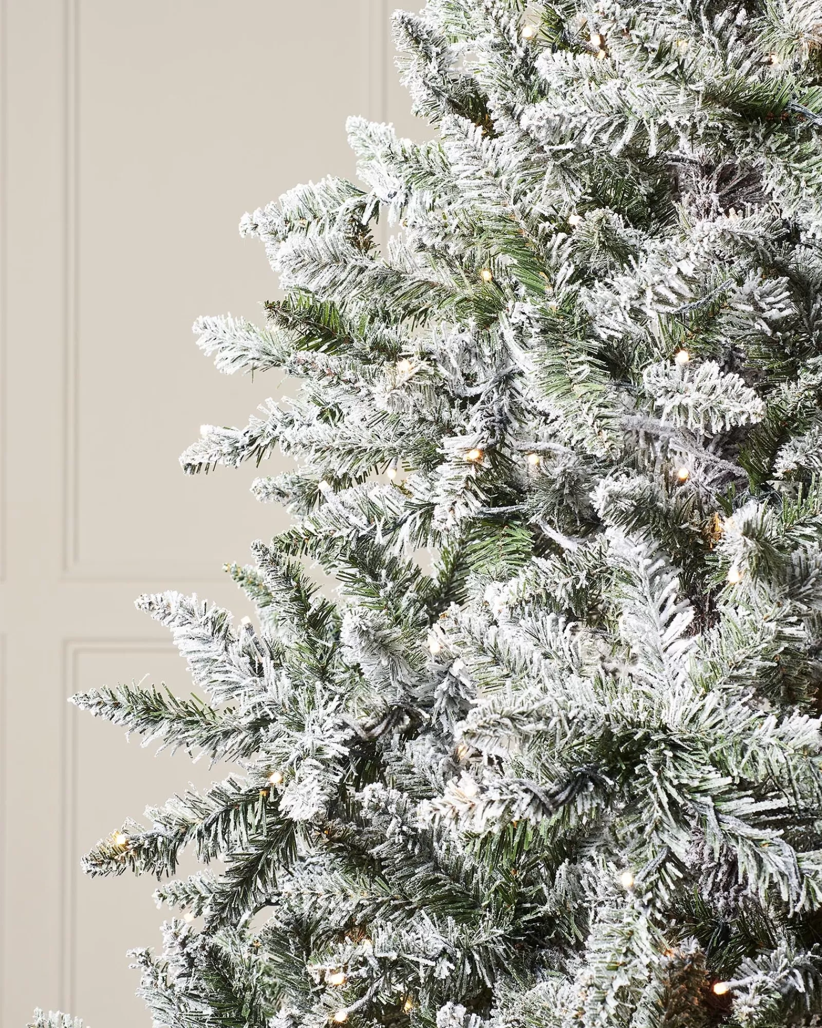 WeRChristmas Budget Christmas Trees | Snow Flocked Christmas Trees^Pre-Lit Full Bodied Snow Flocked Christmas Tree, 5 Ft