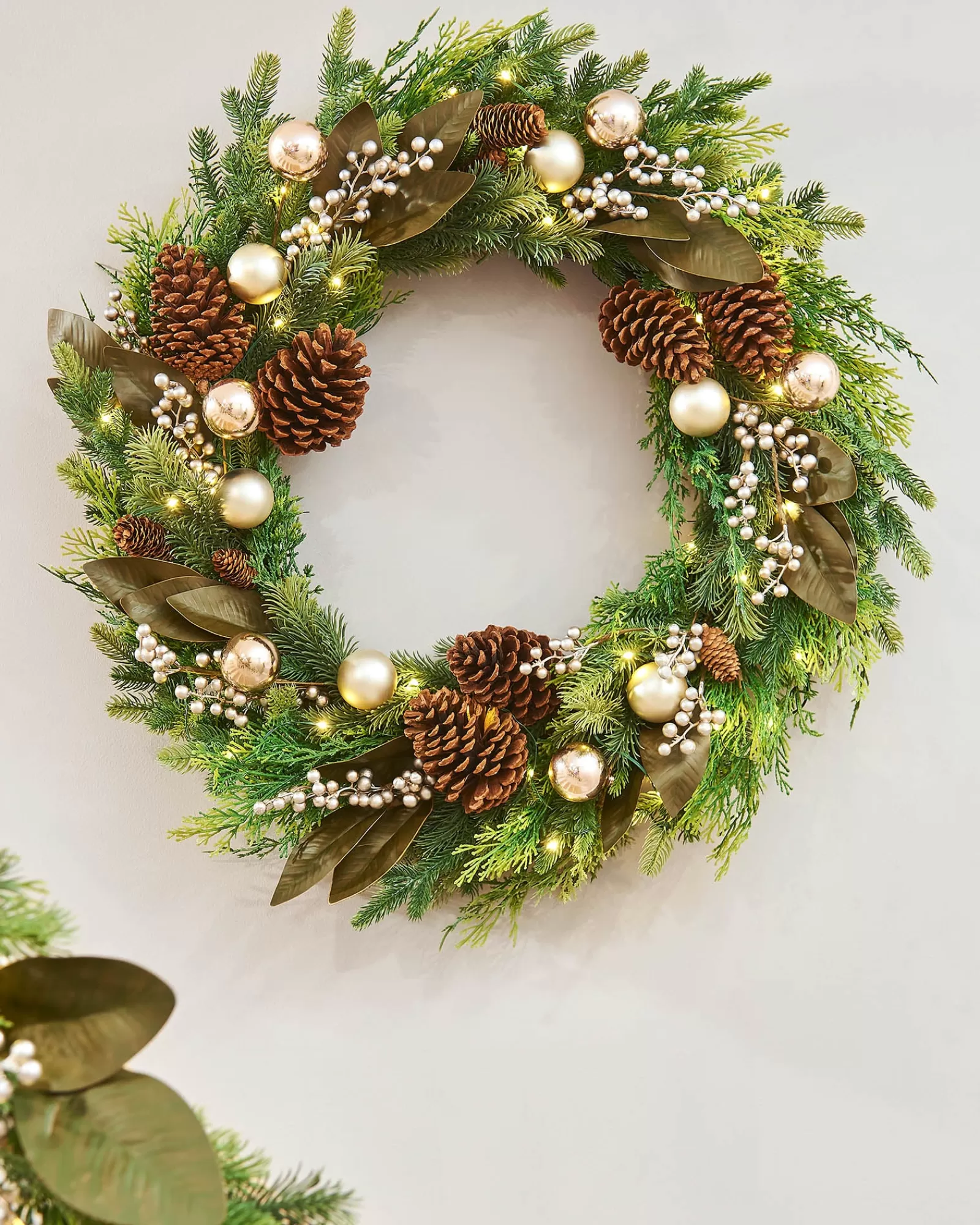 WeRChristmas Decorated Wreaths | Pre Lit Wreaths^Pre-Lit Mixed Tip Wreath, Pinecones & Berries, 76 Cm