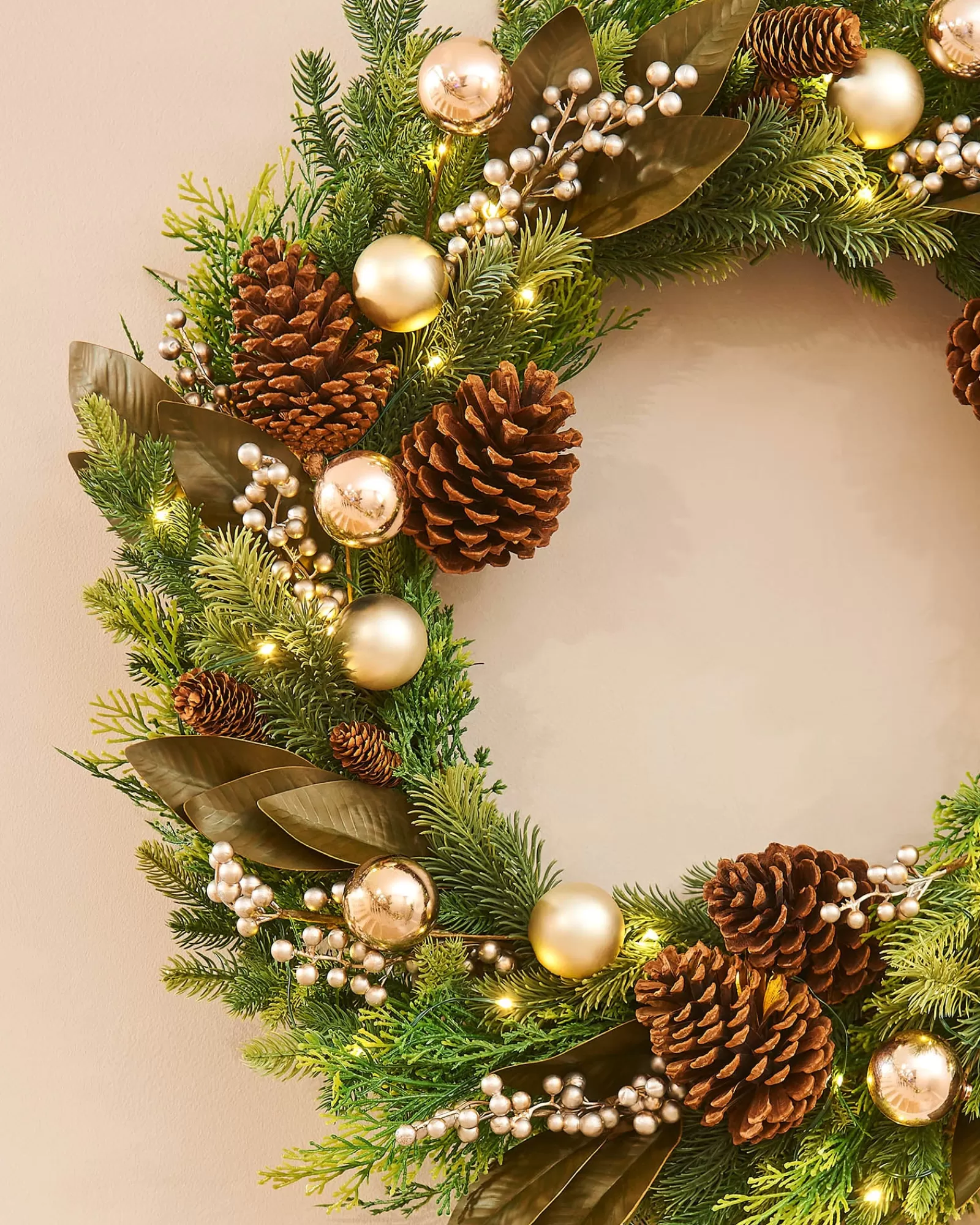 WeRChristmas Decorated Wreaths | Pre Lit Wreaths^Pre-Lit Mixed Tip Wreath, Pinecones & Berries, 76 Cm