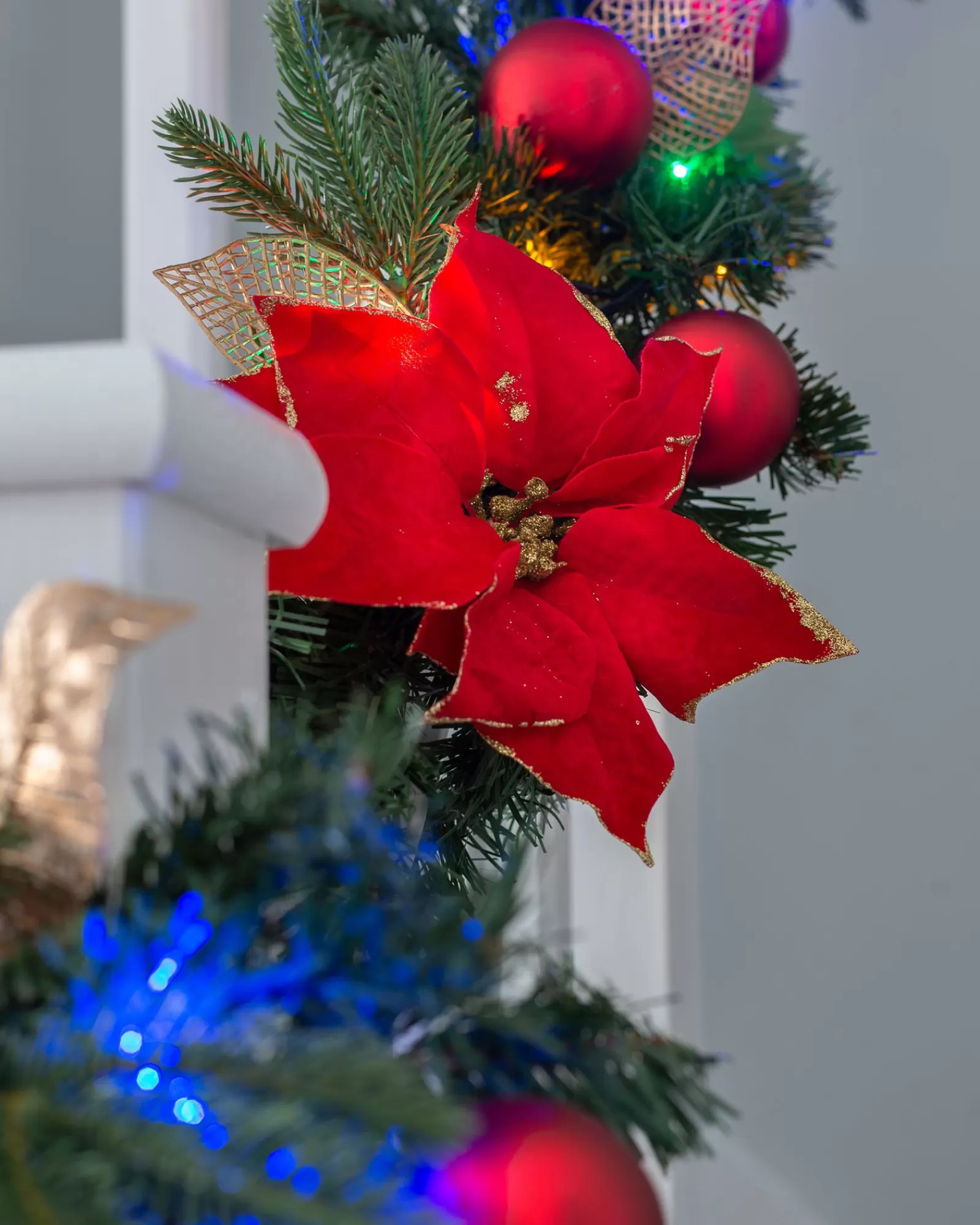 WeRChristmas Decorated Garlands | Pre Lit Garlands^Pre-Lit Multi-Coloured Decorated Garland, Red/Gold, 9 Ft
