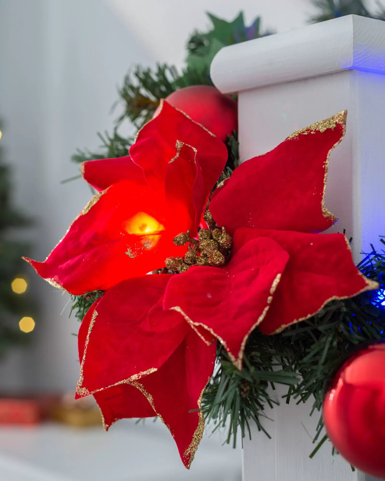 WeRChristmas Decorated Garlands | Pre Lit Garlands^Pre-Lit Multi-Coloured Decorated Garland, Red/Gold, 9 Ft
