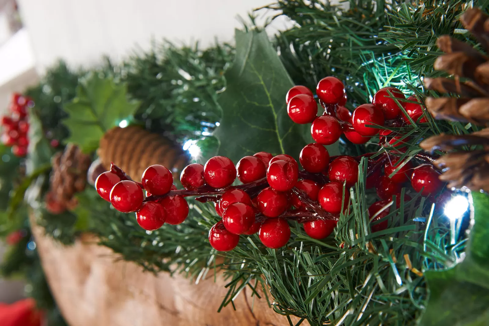 WeRChristmas Decorated Garlands | Pre Lit Garlands^Pre-Lit Natural Decorated Garland, Pinecones & Berries, 9 Ft