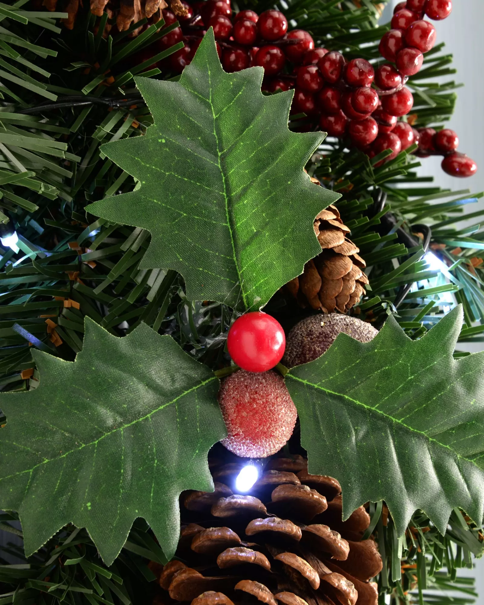 WeRChristmas Decorated Wreaths | Pre Lit Wreaths^Pre-Lit Natural Decorated Wreath, Pinecones & Berries, 60 Cm
