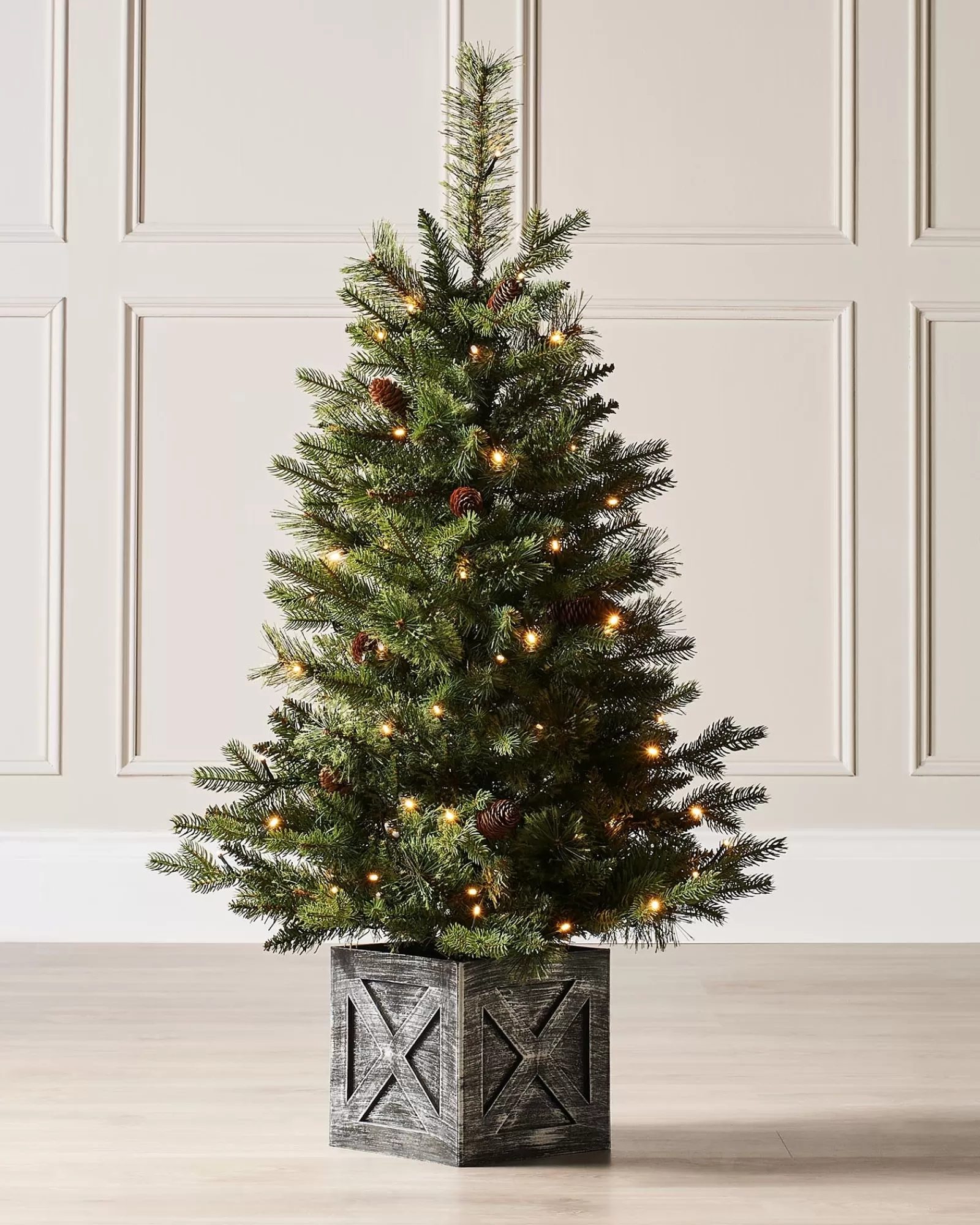 WeRChristmas Budget Christmas Trees | Potted Christmas Trees^Pre-Lit Natural Pine Potted Christmas Tree, 3.5 Ft