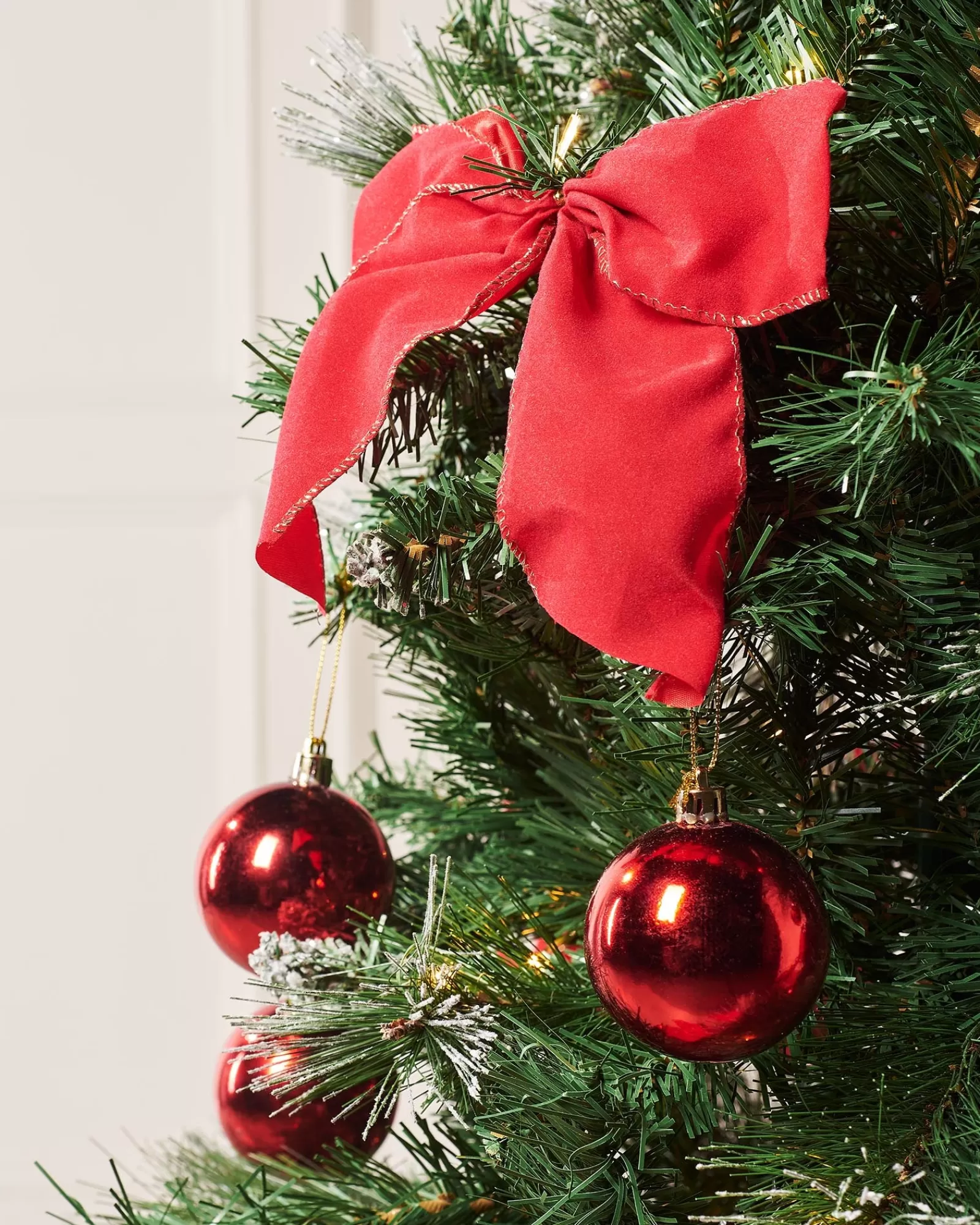 WeRChristmas Budget Christmas Trees | Pre Lit Christmas Trees^Pre-Lit Pop-Up Decorated Christmas Tree, Red, 6 Ft